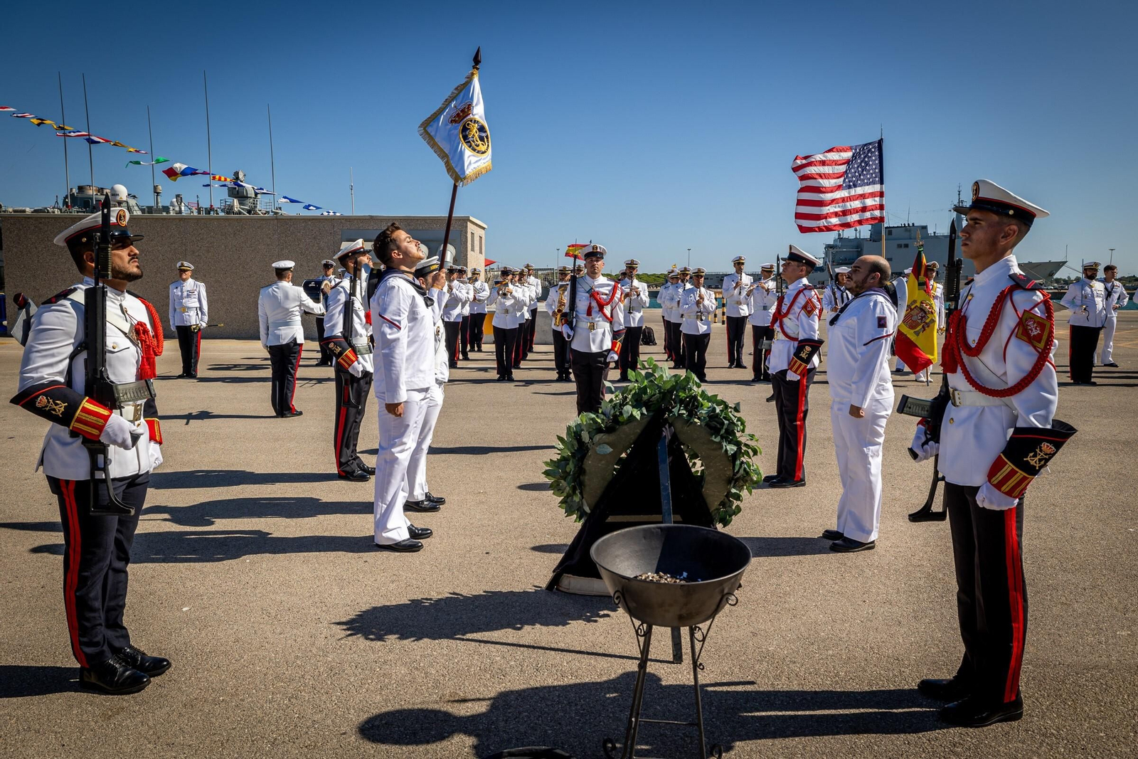 Imágenes: España y EEUU conmemoran 70 años de "guardias juntos" en la Base de Rota