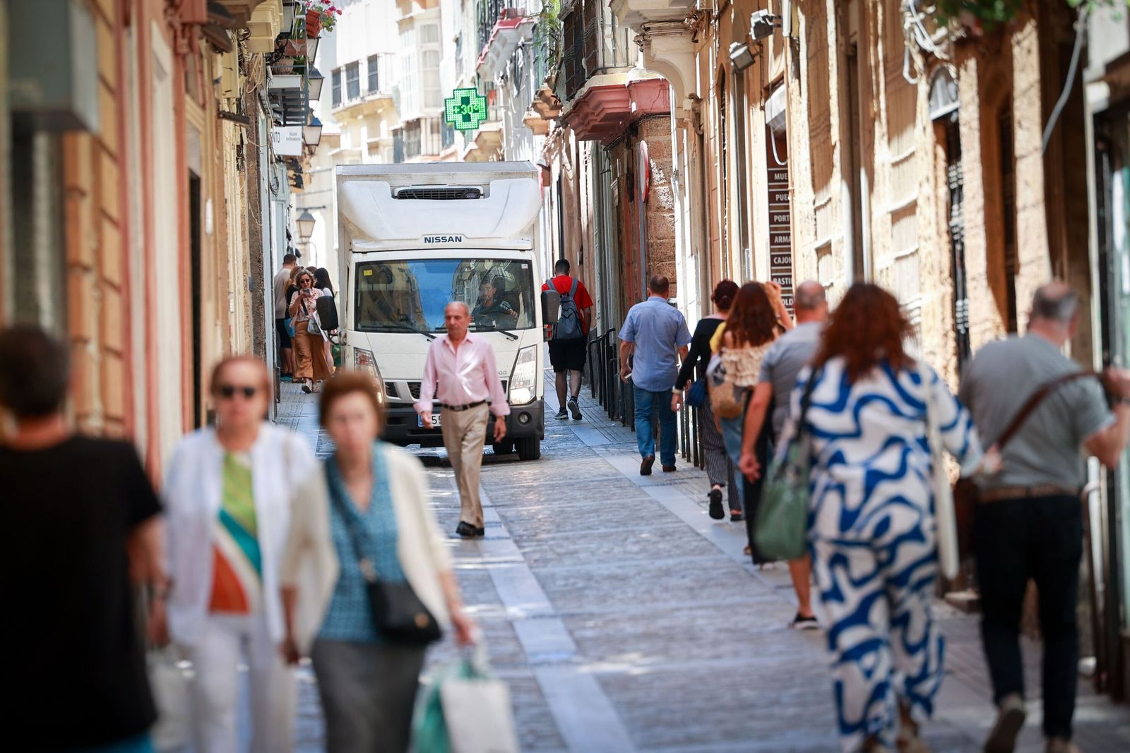 Un vehículo circulando por el interior del casco antiguo, en una imagen del pasado verano.