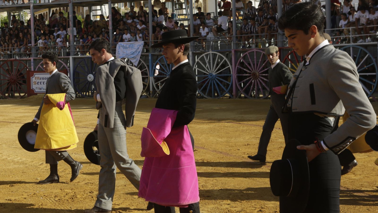 Los becerristas, en el paseíllo de ayer en La Algaba.