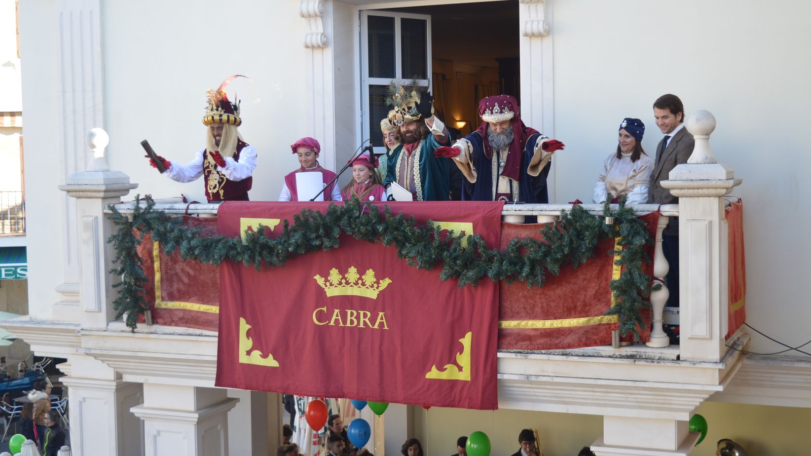 Los Reyes Magos saludan a los niños desde el Ayuntamiento de Cabra