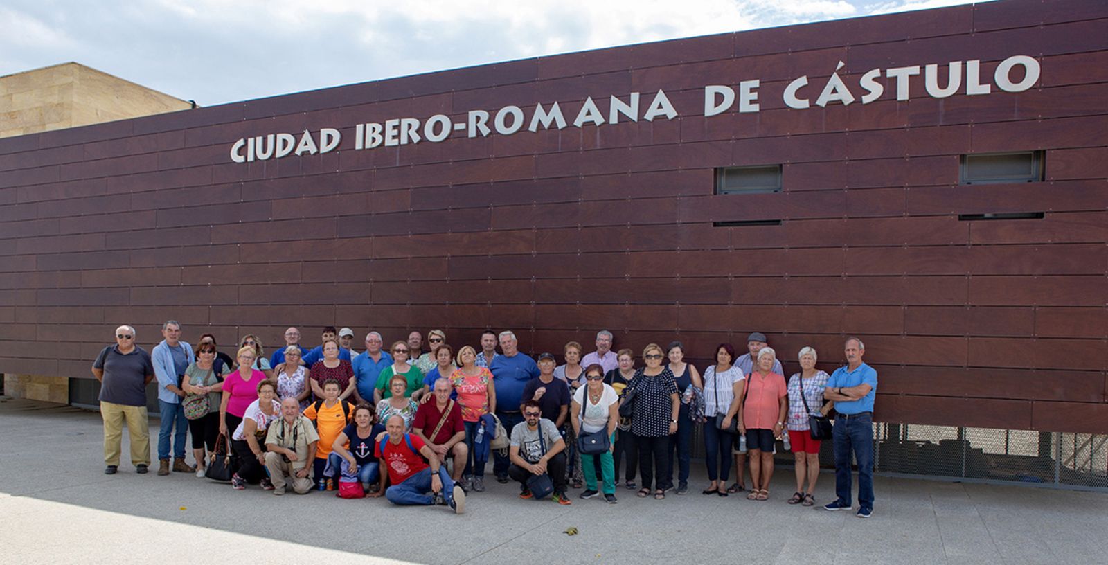 Vecinos de Rioja durante su visita al Centro de Interpretación de Cástulo.