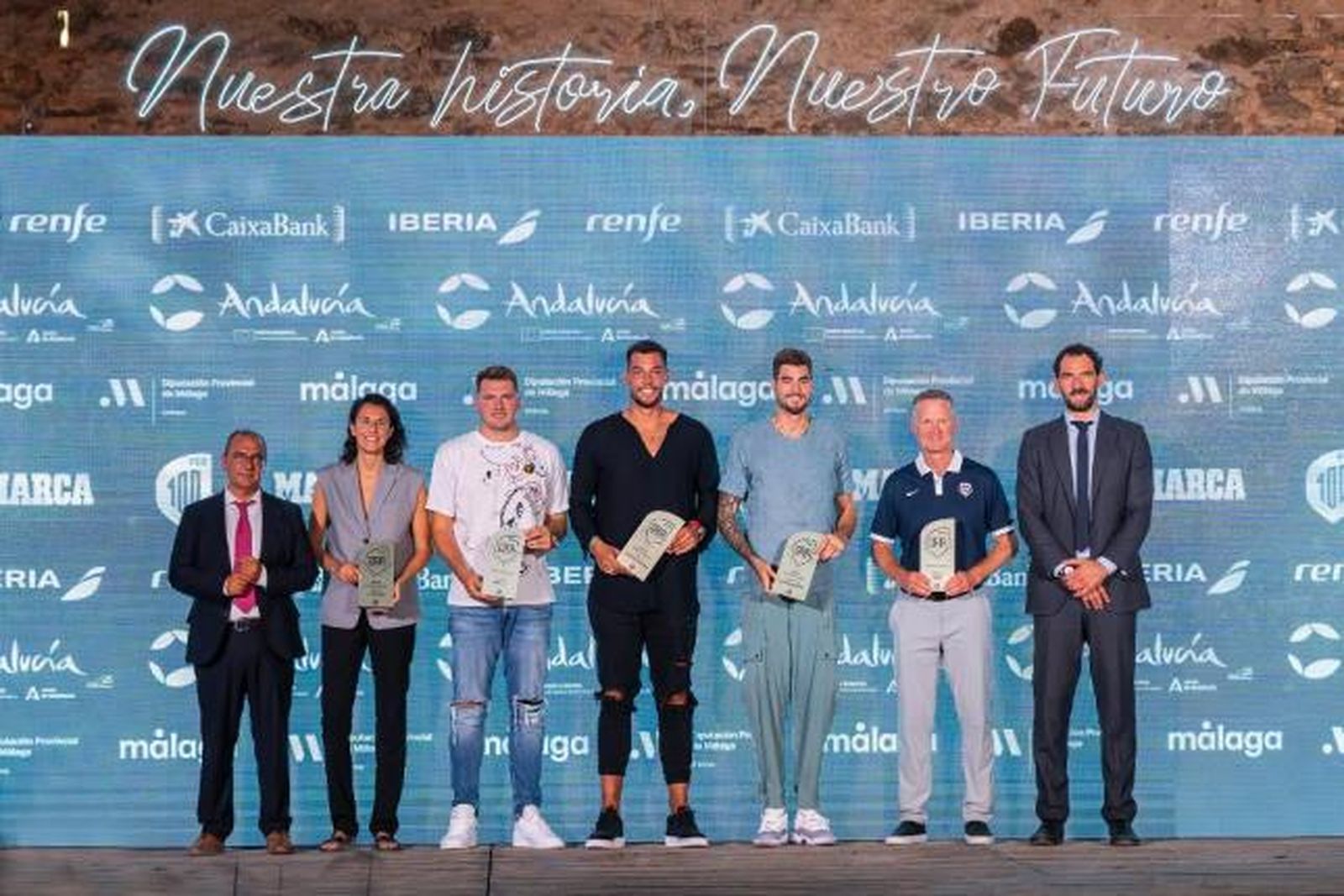 Varios de los ganadores recibiendo sus premios