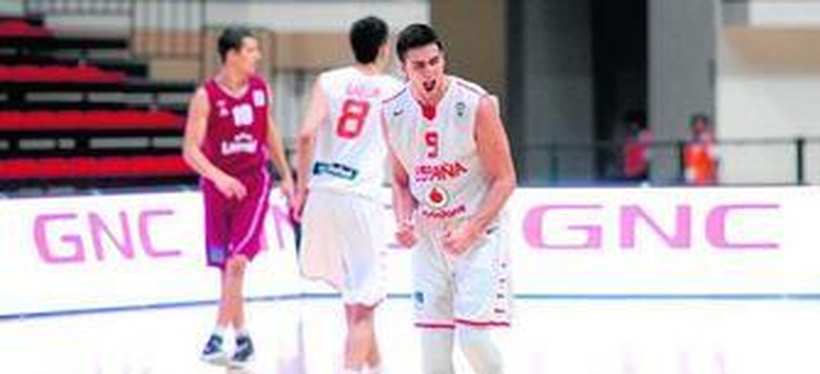 Francis Alonso celebra una canasta con la selección ante Letonia.