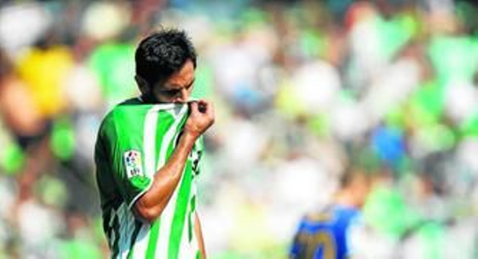 Santa Cruz se seca el sudor durante un partido de la pasada temporada con el Betis.