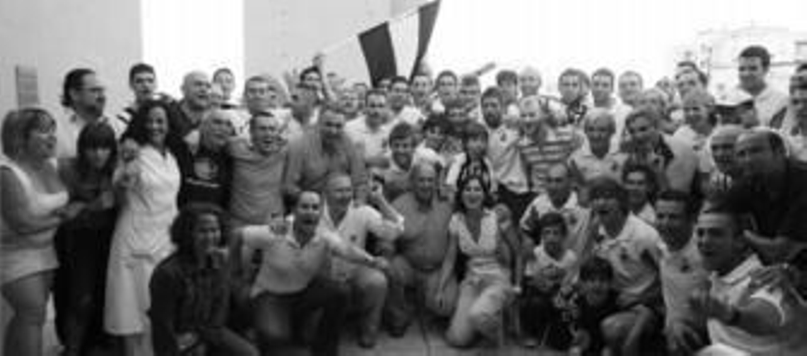 1. Jugadores, técnicos, directivos, políticos y aficionados posan en grupo en la terraza del Museo del Istmo. 2. Una niña sobre los hombros de un adulto eleva un cartel con el mensaje "pudimos", continuación del "sí sí sí, lo vamos a conseguir" que coreaba el público durante los partidos.  3. Aspecto de la Plaza de la Constitución durante el improvisado acto de recepción de la afición a los jugadores tras el ascenso  4. Manolo Valenzuela 'Pipi' ejerce de torero durante la celebración. 5. Espínola y Alfredo Gallardo tratan de abrirse paso entre una nube de aficionados 6. Gabriel Navarro 'Baby' junto a su familia, que acudió en pleno para compartir la satisfacción por el ascenso./Reportaje gráfico: Paco Guerrero.