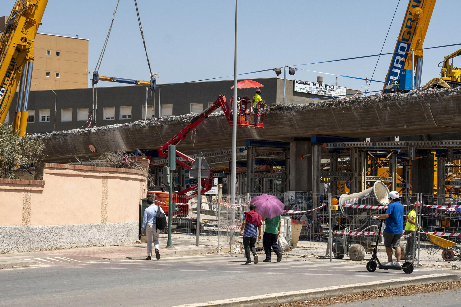 Las imágenes del desmantelamiento en el Puente de la Avenida Mediterráneo en Almería