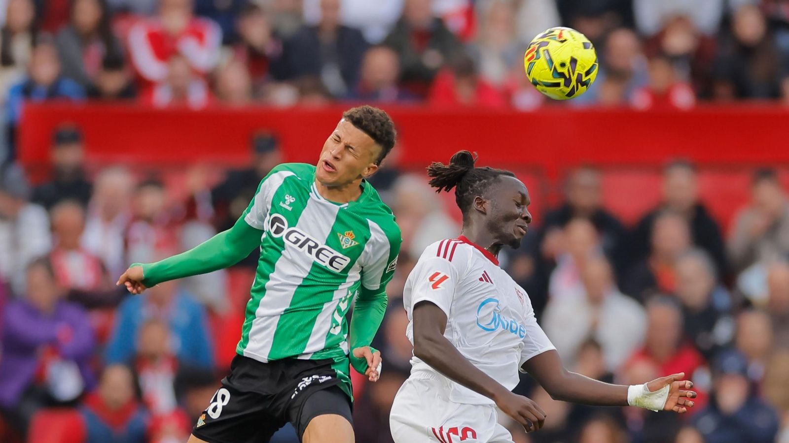 Deossa disputa un balón aéreo con Mendy.