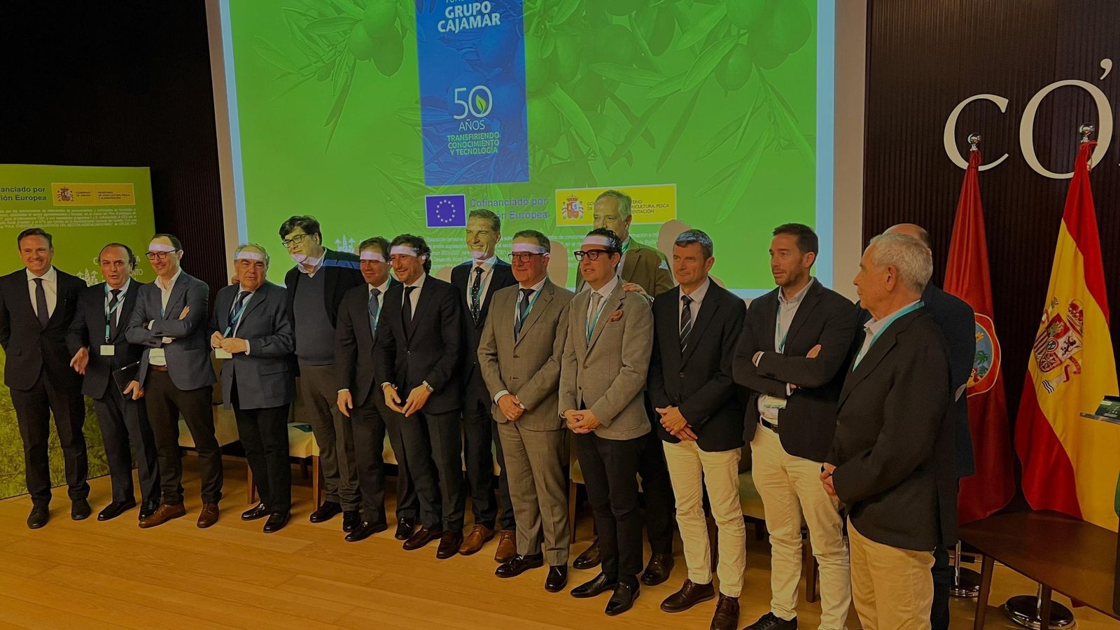 Foto de familia en el encuentro 'Cómo aumentar la competitividad del olivar en el marco de la sostenibilidad'