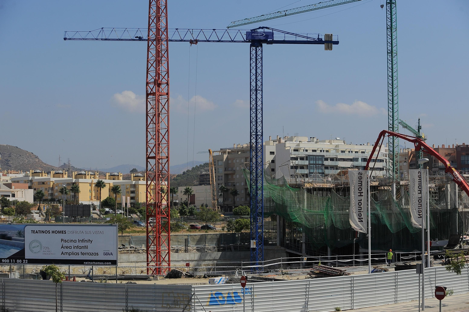 Imagen de la construcción de varias promociones en la zona de Teatinos. Imagen de la construcción de varias promociones en la zona de Teatinos.