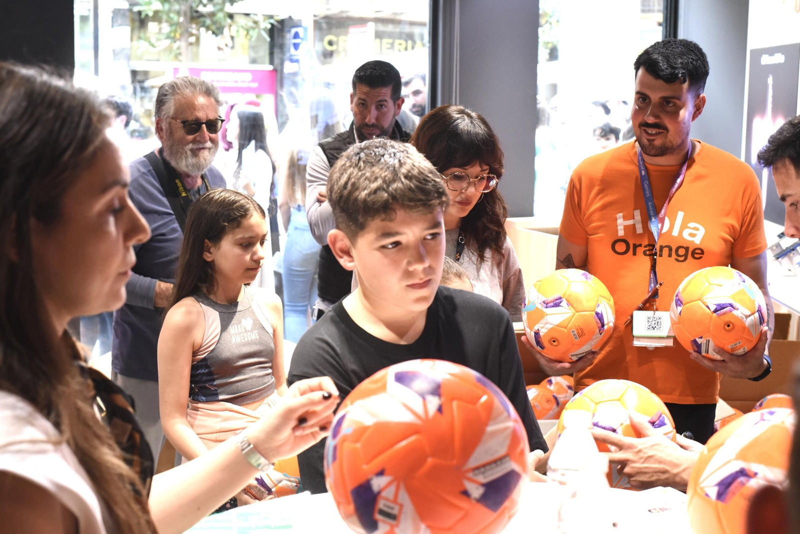 La afición del Córdoba CF enloquece con Álex Sala y Albarrán en el centro de la ciudad