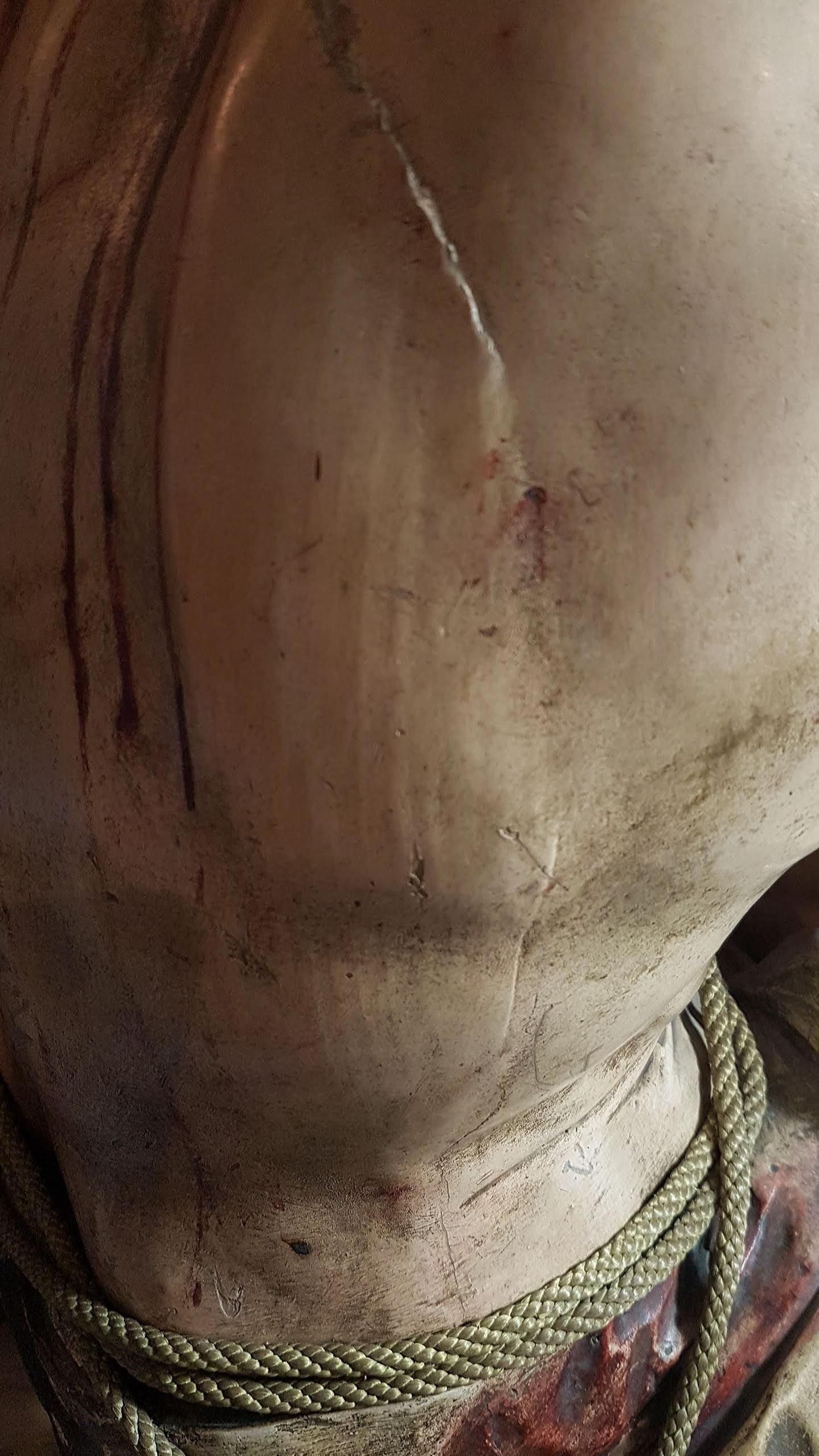 La espalda del Cristo de la Humildad y Paciencia de Cádiz, que deja ver claramente el movimiento de las maderas.