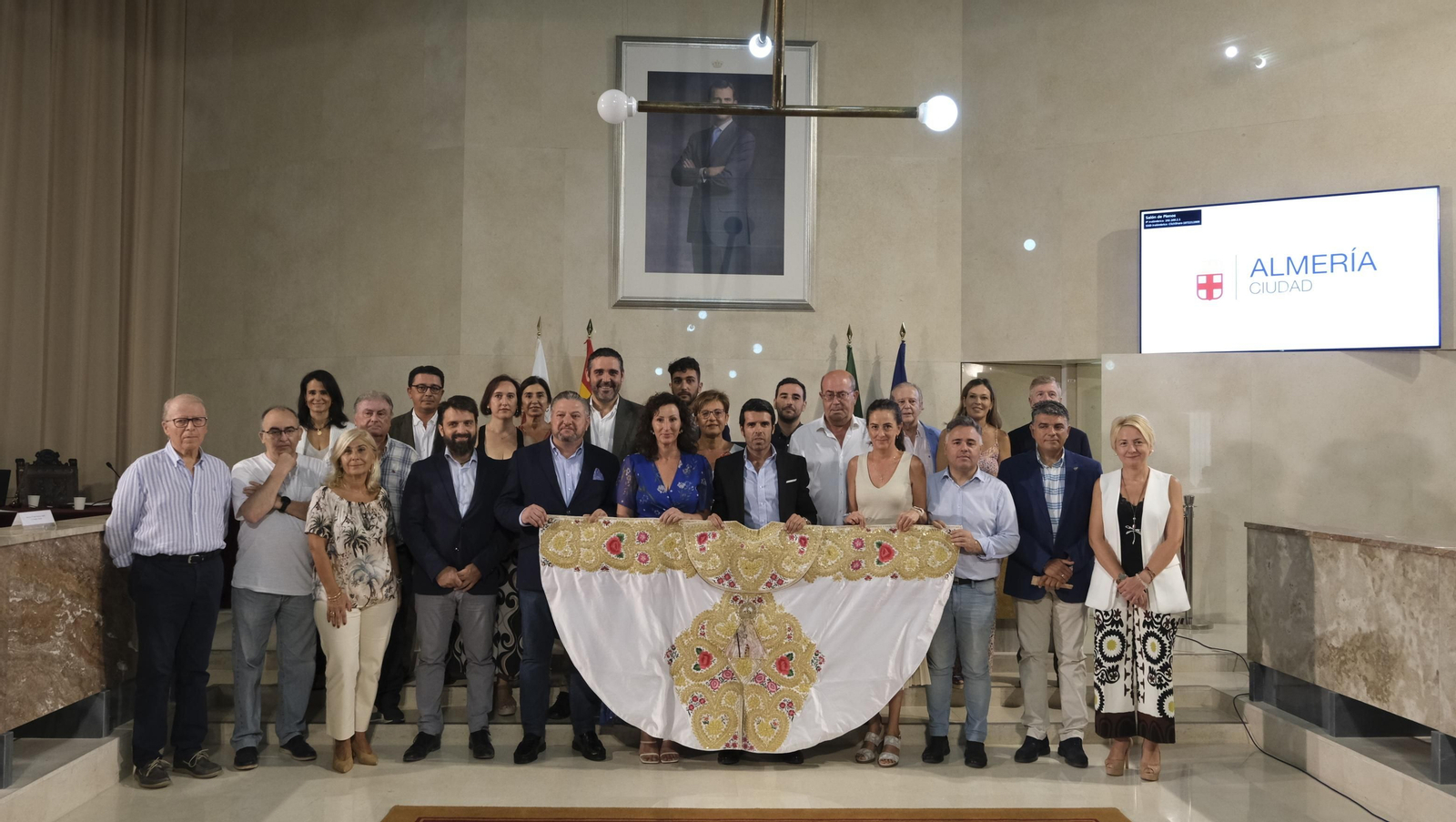 Imágenes de la entrega del capote de paseo de la feria taurina 2021 en honor a la Virgen del Mar, al torero Emilio de Justo