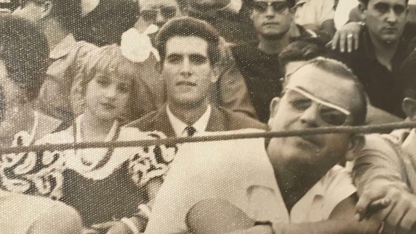 De joven, en los toros con su hermana.