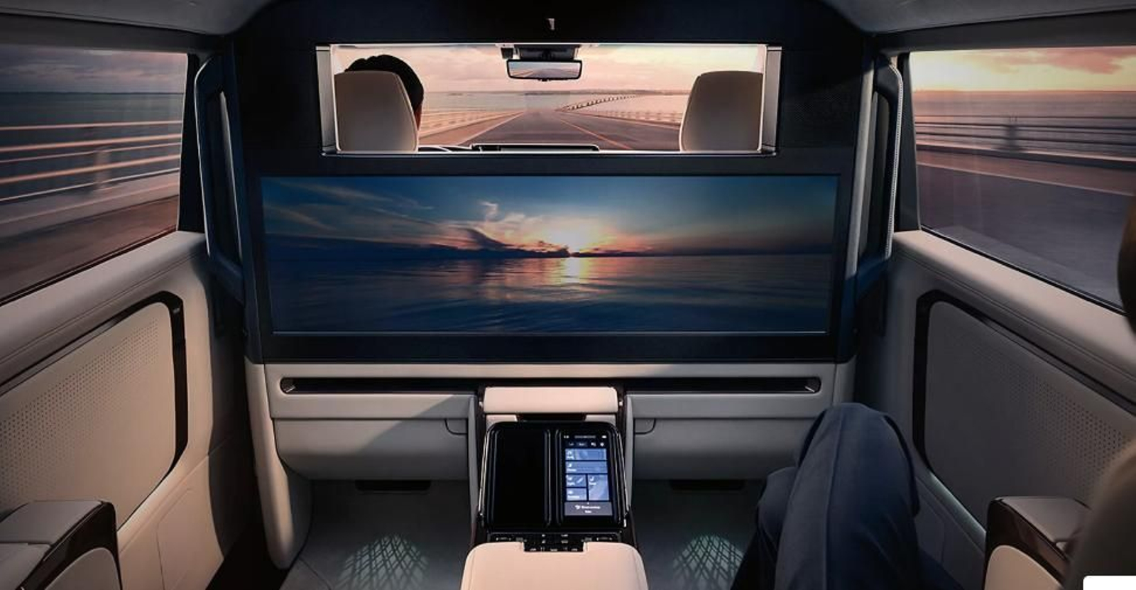 Las imágenes de la Minivan híbrida de Lexus LM