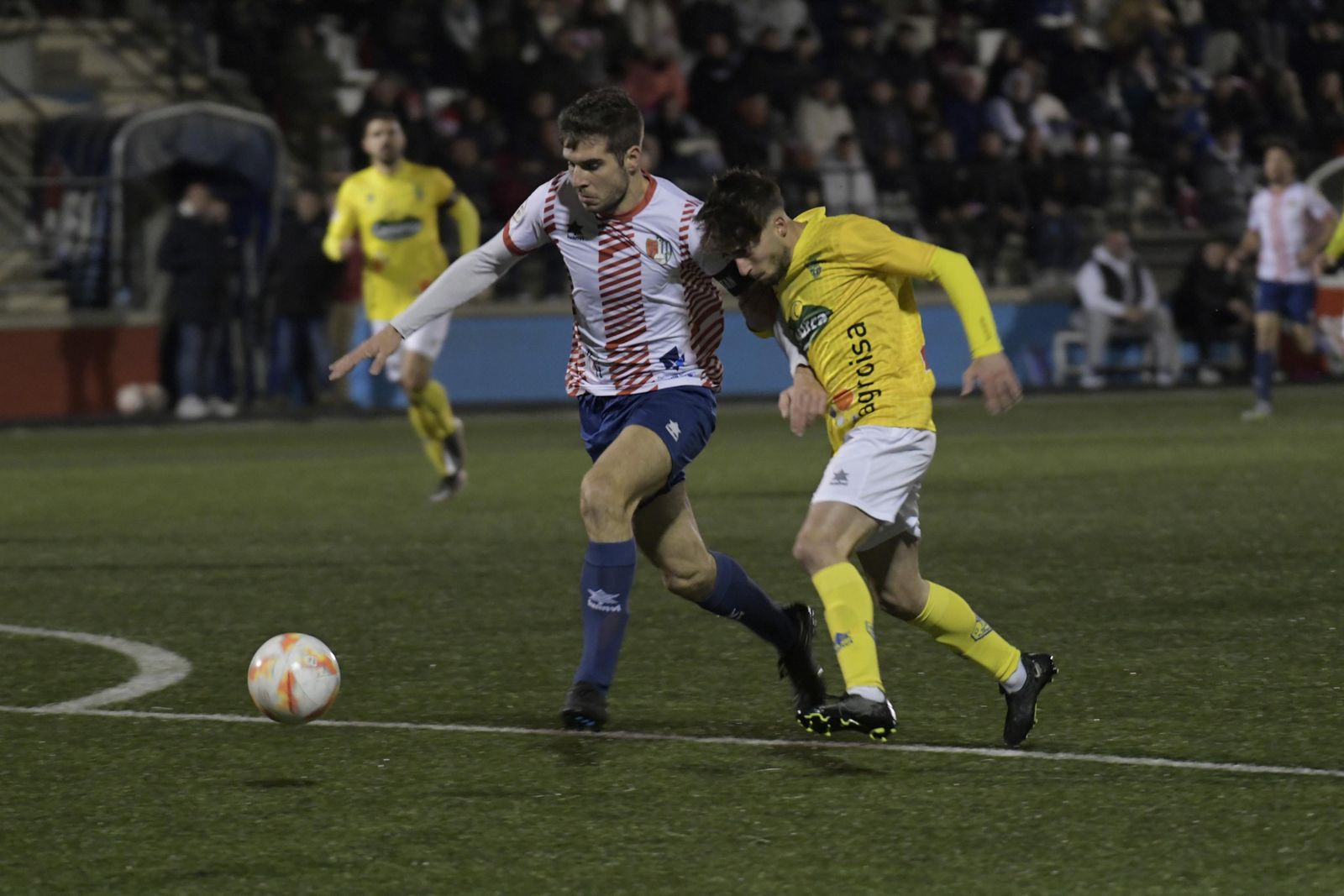 Una acción del partido de este sábado entre Arenas y Huétor Tájar