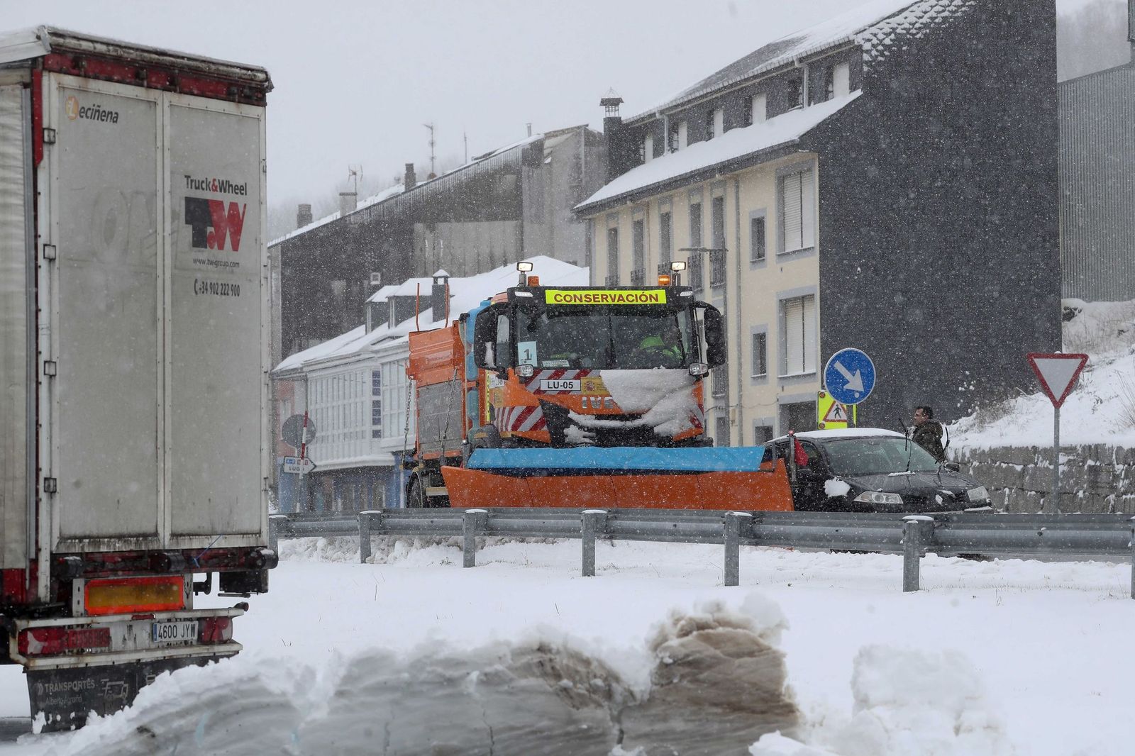 La nieve tiñe de blanco en norte de España