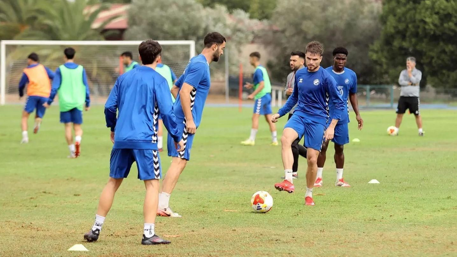 Ekiza ha dejado atrás los problemas musculares que sufrió ante el Recre y está listo para el domingo.