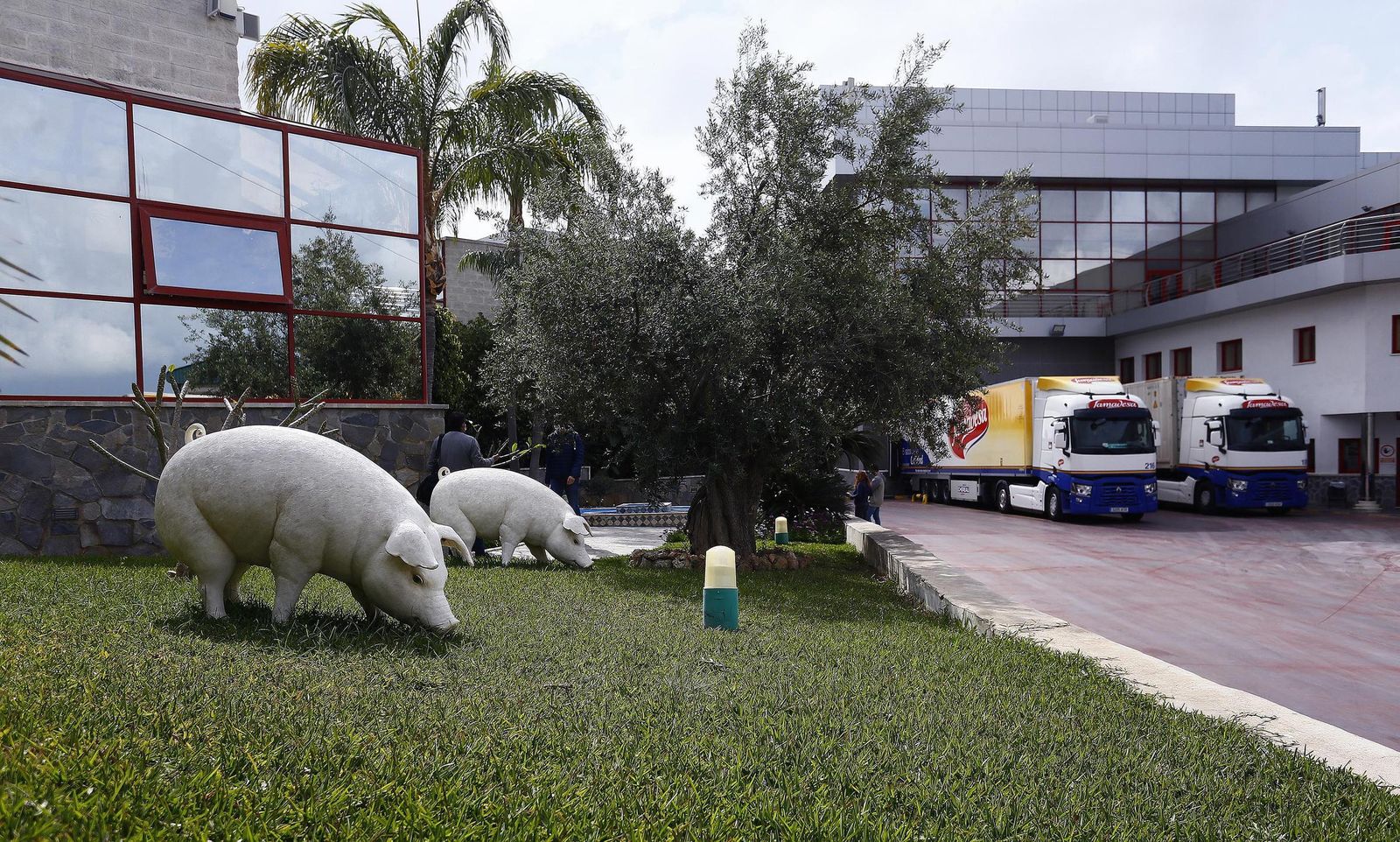 Entrada a la fábrica de Famadesa en Málaga.