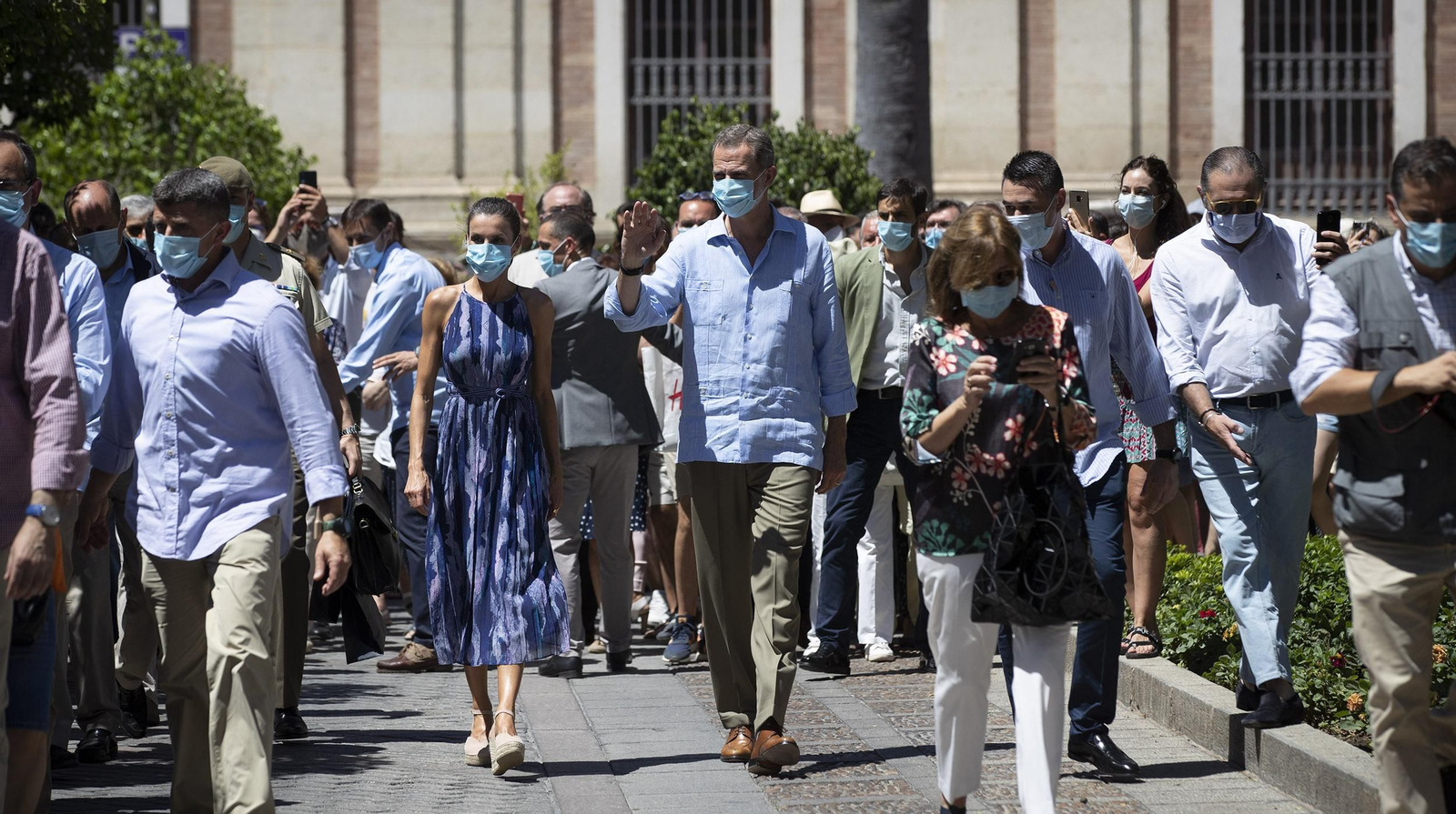 Los Reyes en el multitudinario paseo desde la Catedral hasta el Alcázar