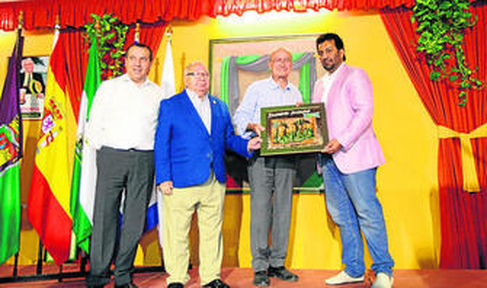 El jeque recibiendo el premio Alcazaba.