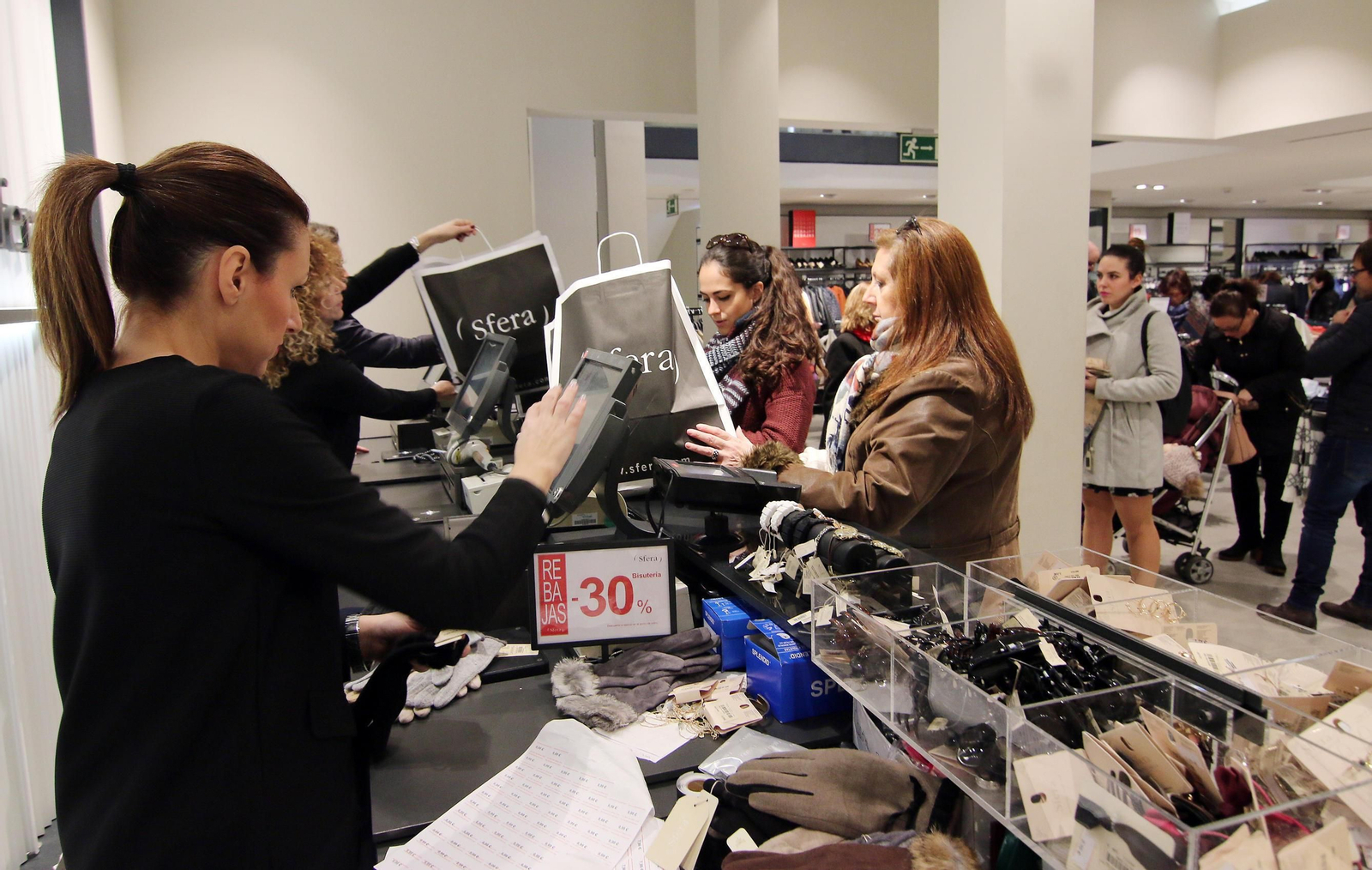 Numerosos comercios del centro de la capital ya han colgado el cartel de rebajas.