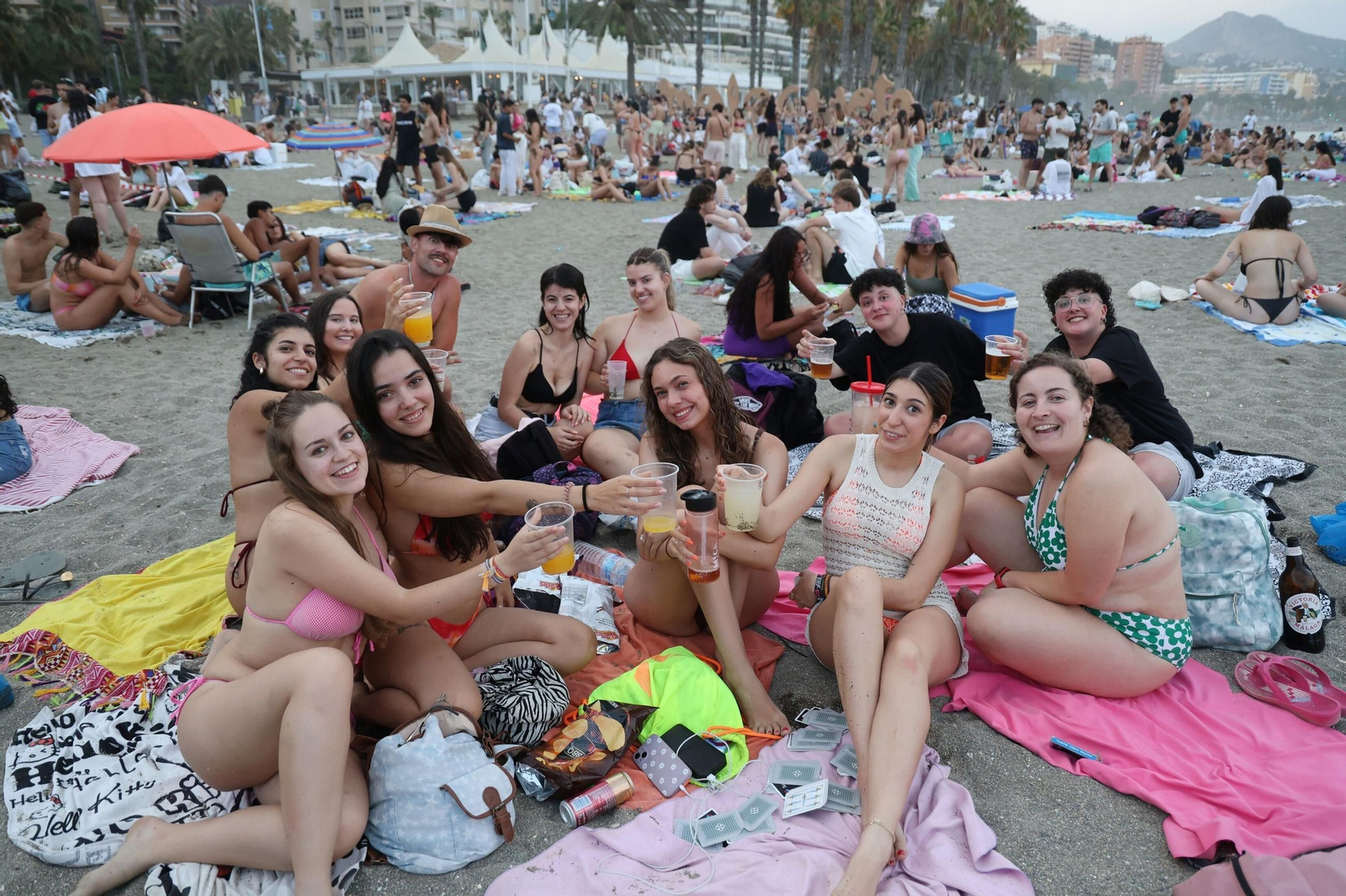 Así se vive la noche de San Juan en la playa de la Malagueta de Málaga, en fotos