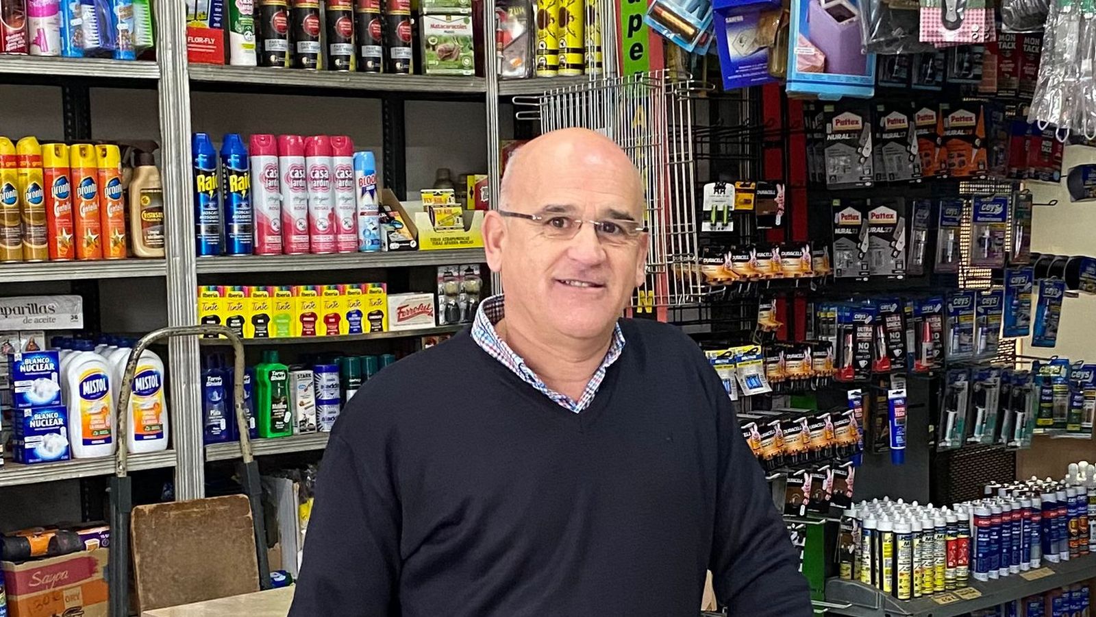 Benito García, actual regente de la ferretería El Llavín