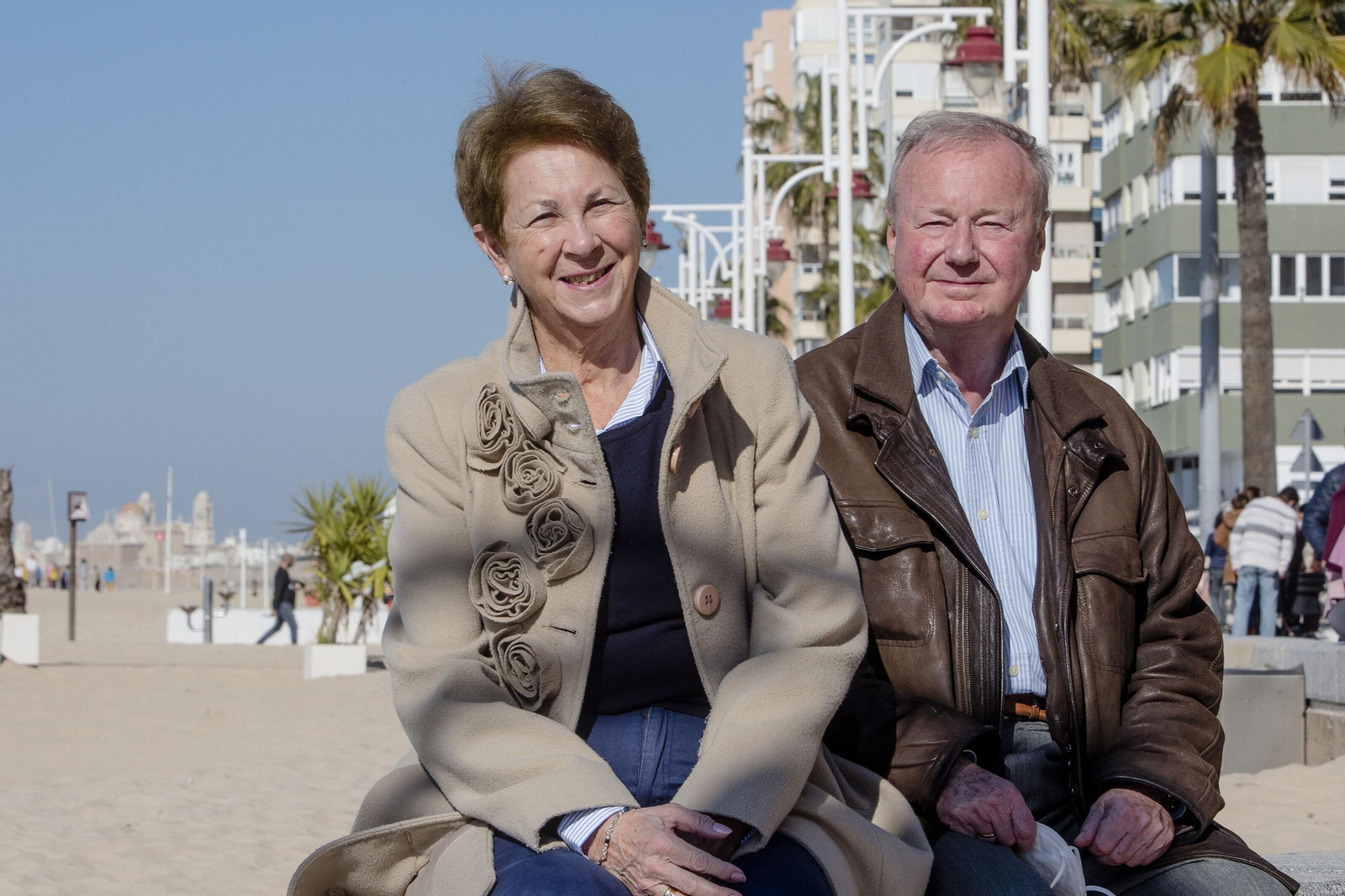 Julia o Ochmar, en el Paseo Marítimo de Cádiz, días antes de que él partiera rumbo a Austria.
