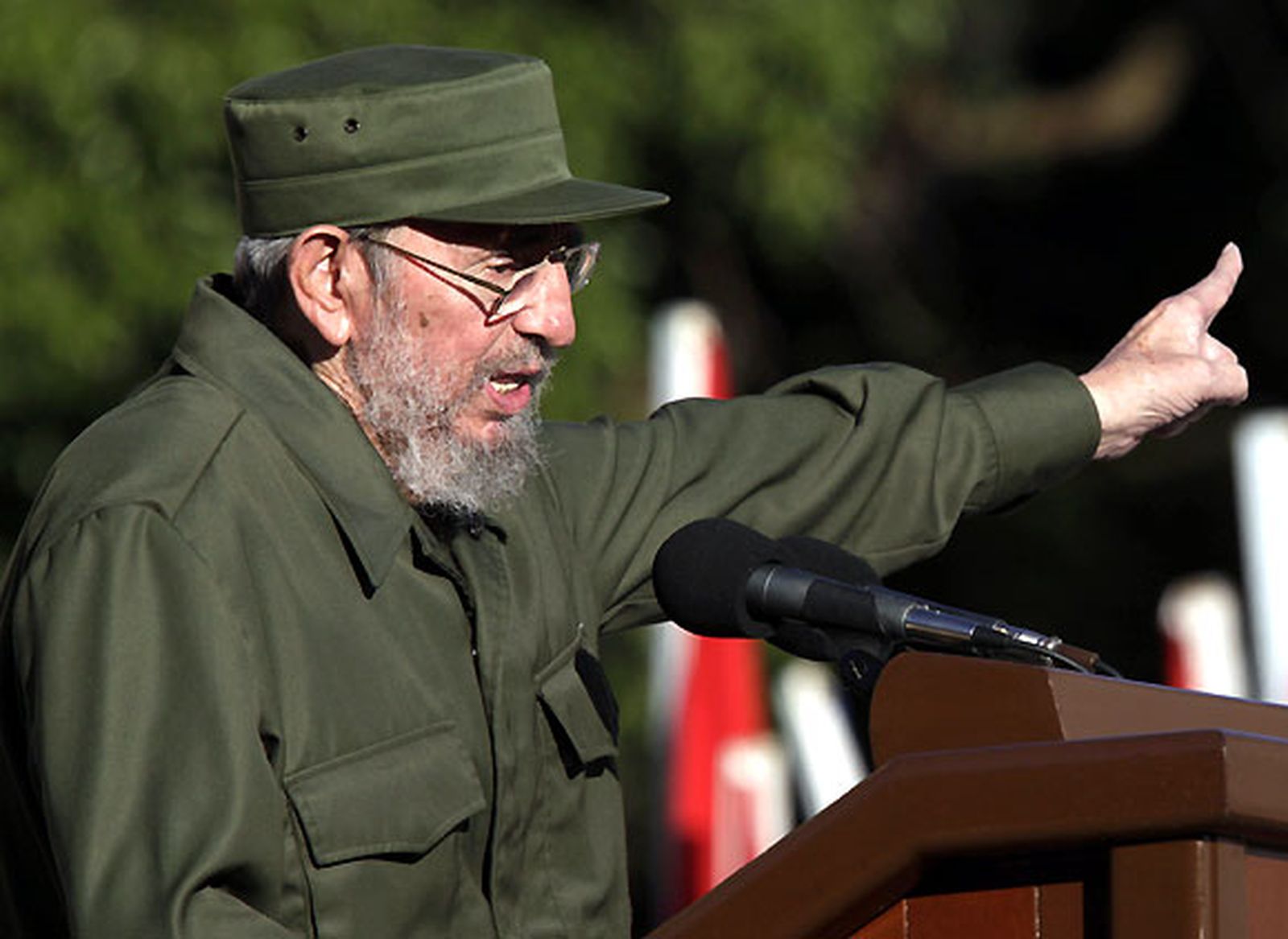 Castro dice que fue malinterpretado y que "es el capitalismo el que ya no sirve"