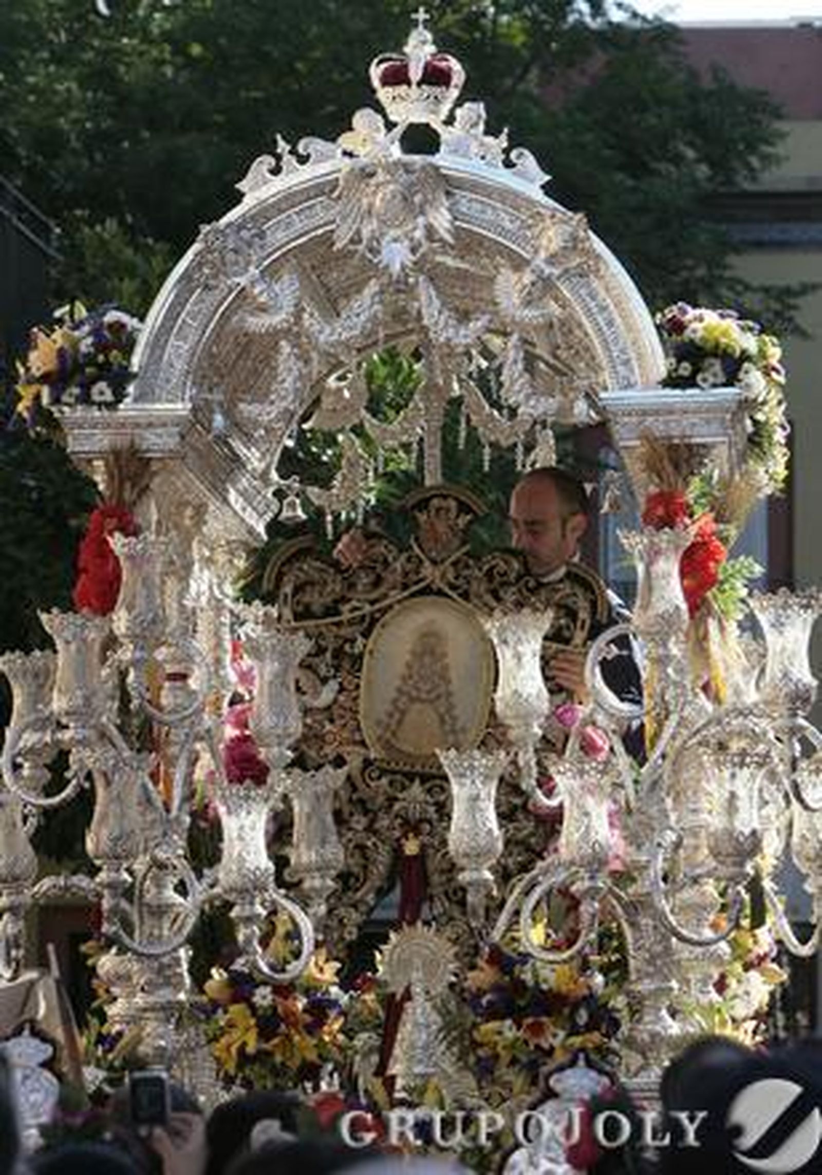 Detalle del simpecado de la Hermandad del Rocío del Cerro.

Foto: José Ángel García