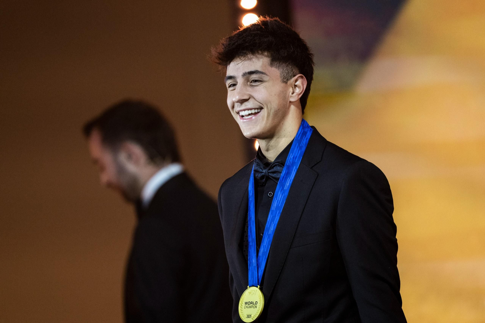El de Los Palacios, sonriente tras colgarse la medalla de oro que lo acredita como primer campeón andaluz del Mundial de Motociclismo.