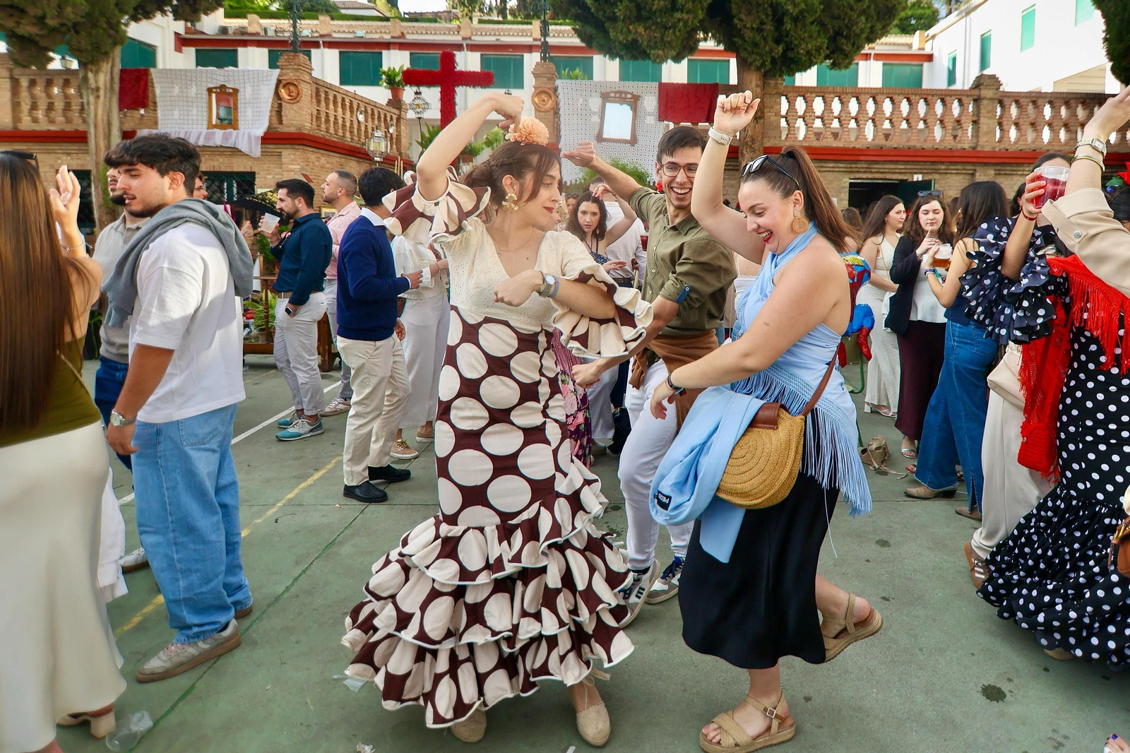 Bailando sevillanas en el Ave María Casa Madre