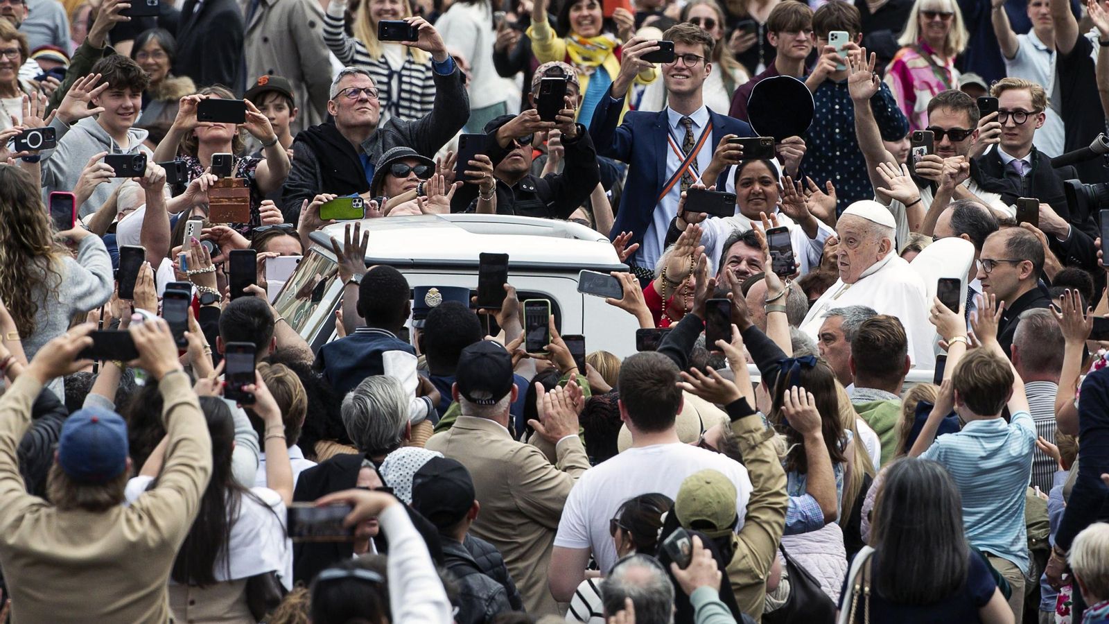 El Papa saluda desde el 'papamóvil' tras la bendición 'Urbi et Orbi' en el Vaticano.