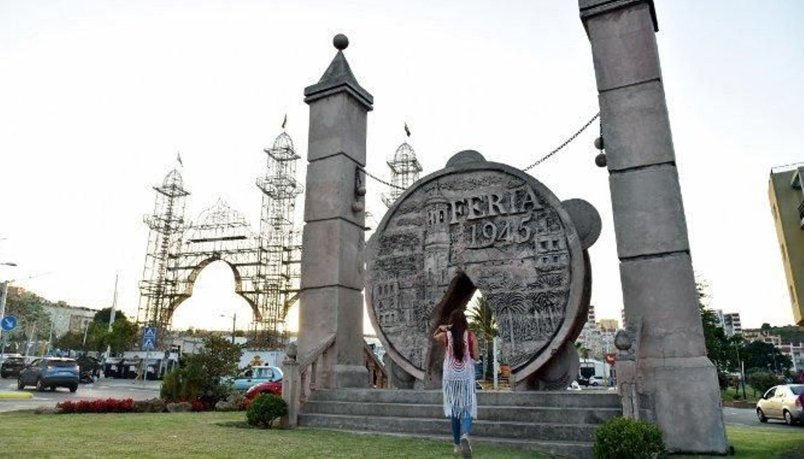 El Pandero, con la portada de la Feria Real al fondo, en la  tarde de ayer.