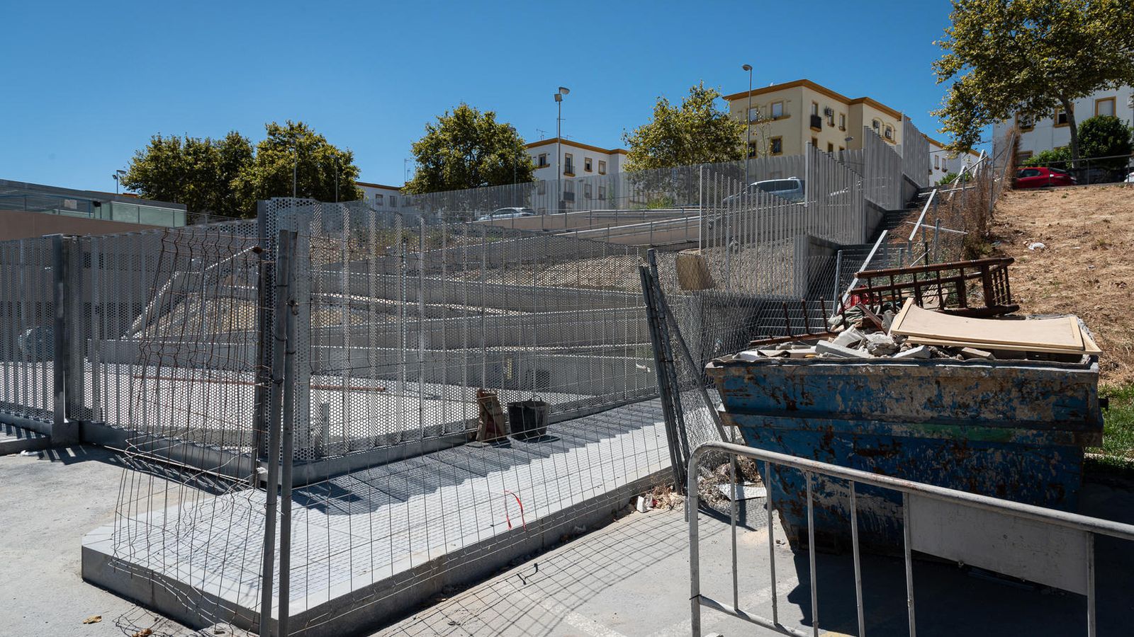 Vallado perimetral de las obras junto a un acceso peatonal al centro desde la calle Pedro Alonso Niño.