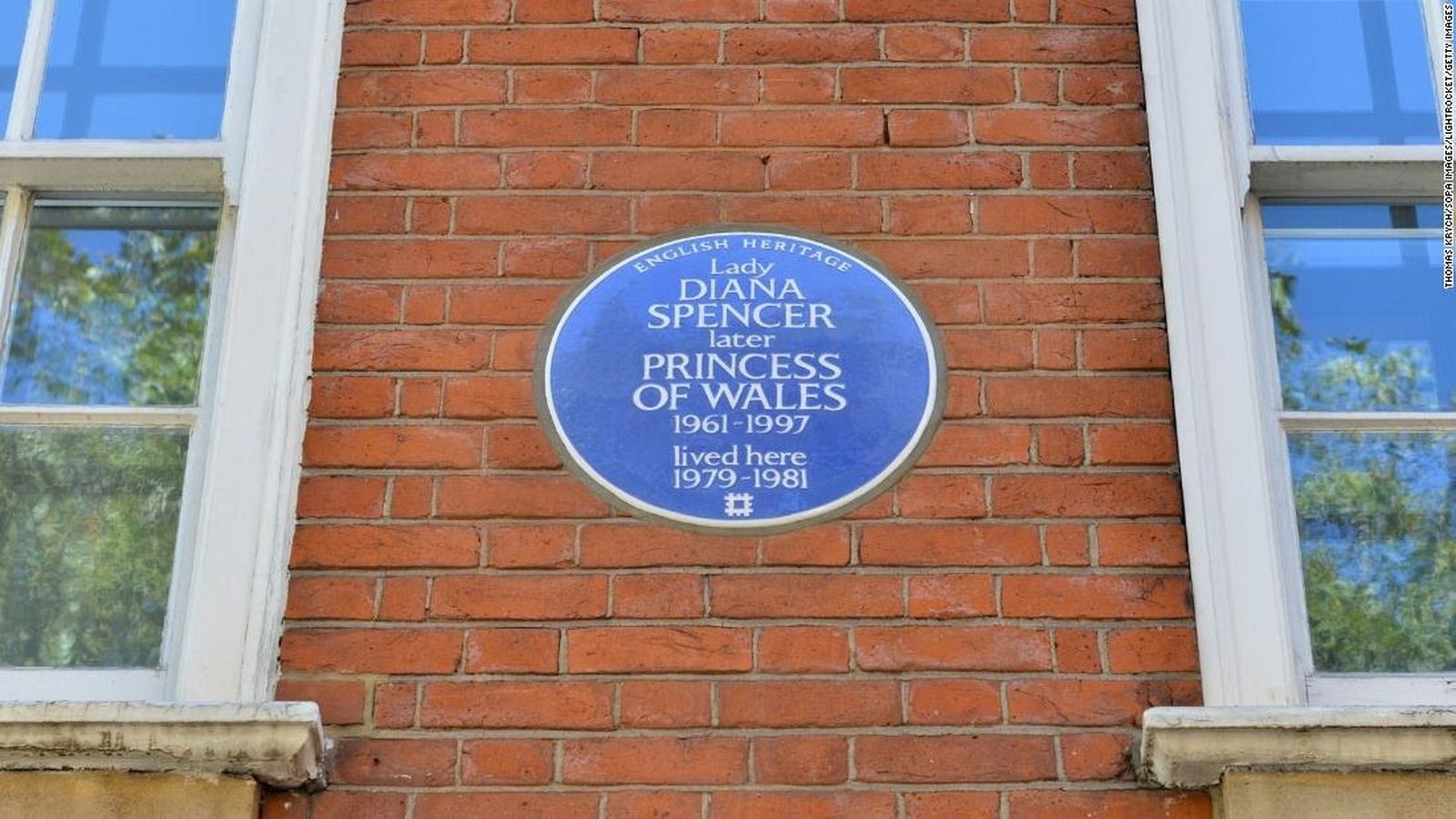 La placa azul, de cerca.