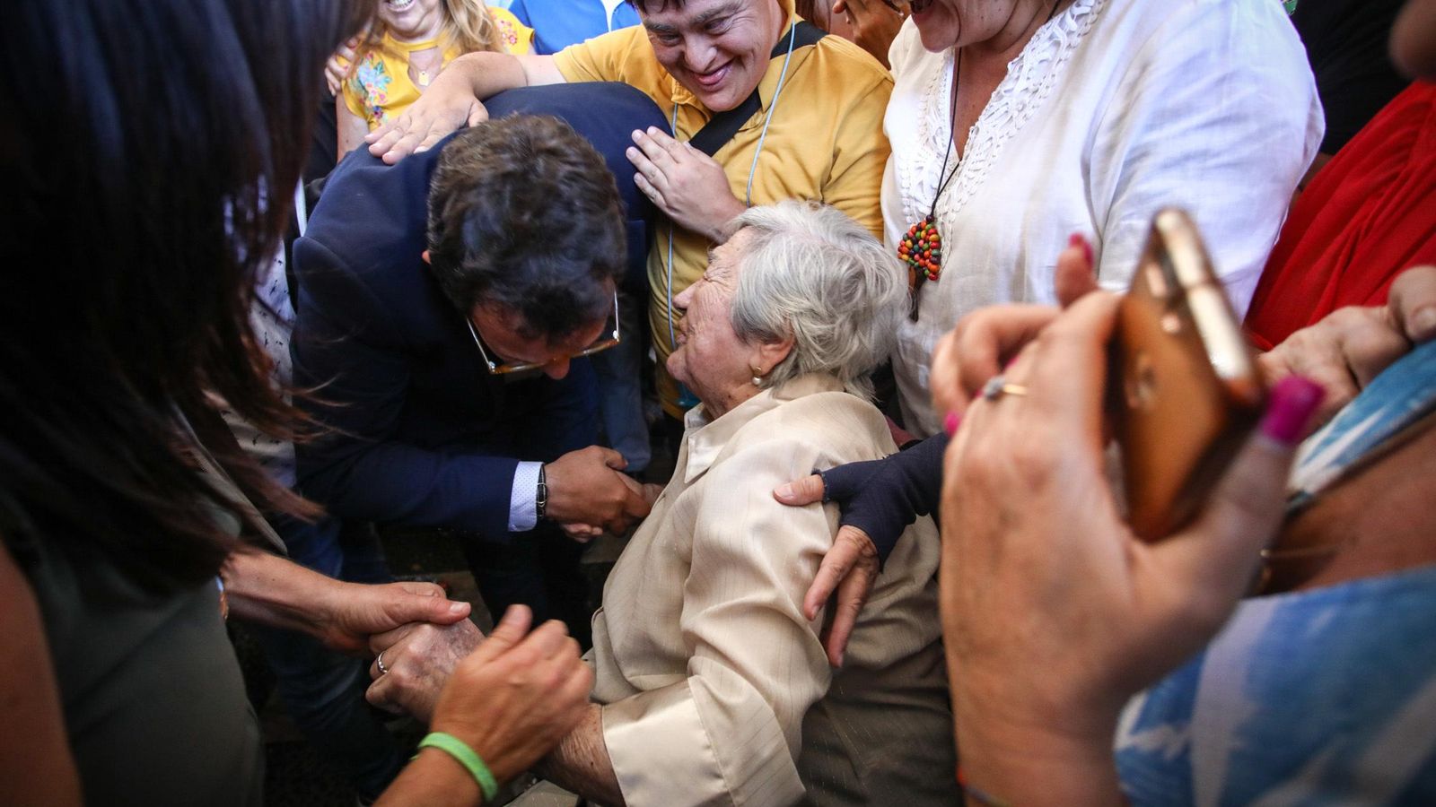 José María González 'Kichi' saluda a los ciudadanos tras el Pleno de Investidura. José María González 'Kichi' saluda a los ciudadanos tras el Pleno de Investidura.