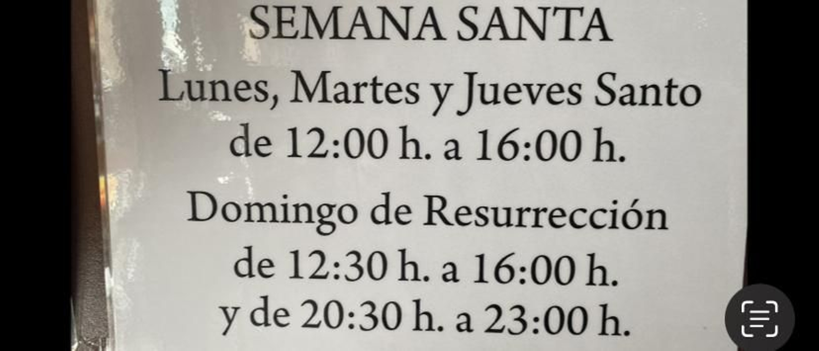 El horario que anuncia un bar del centro de la ciudad para la próxima Semana Santa.