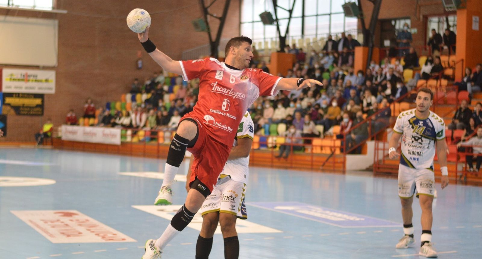 Doldán, del Cuenca, supera a la defensa del Ángel Ximénez.