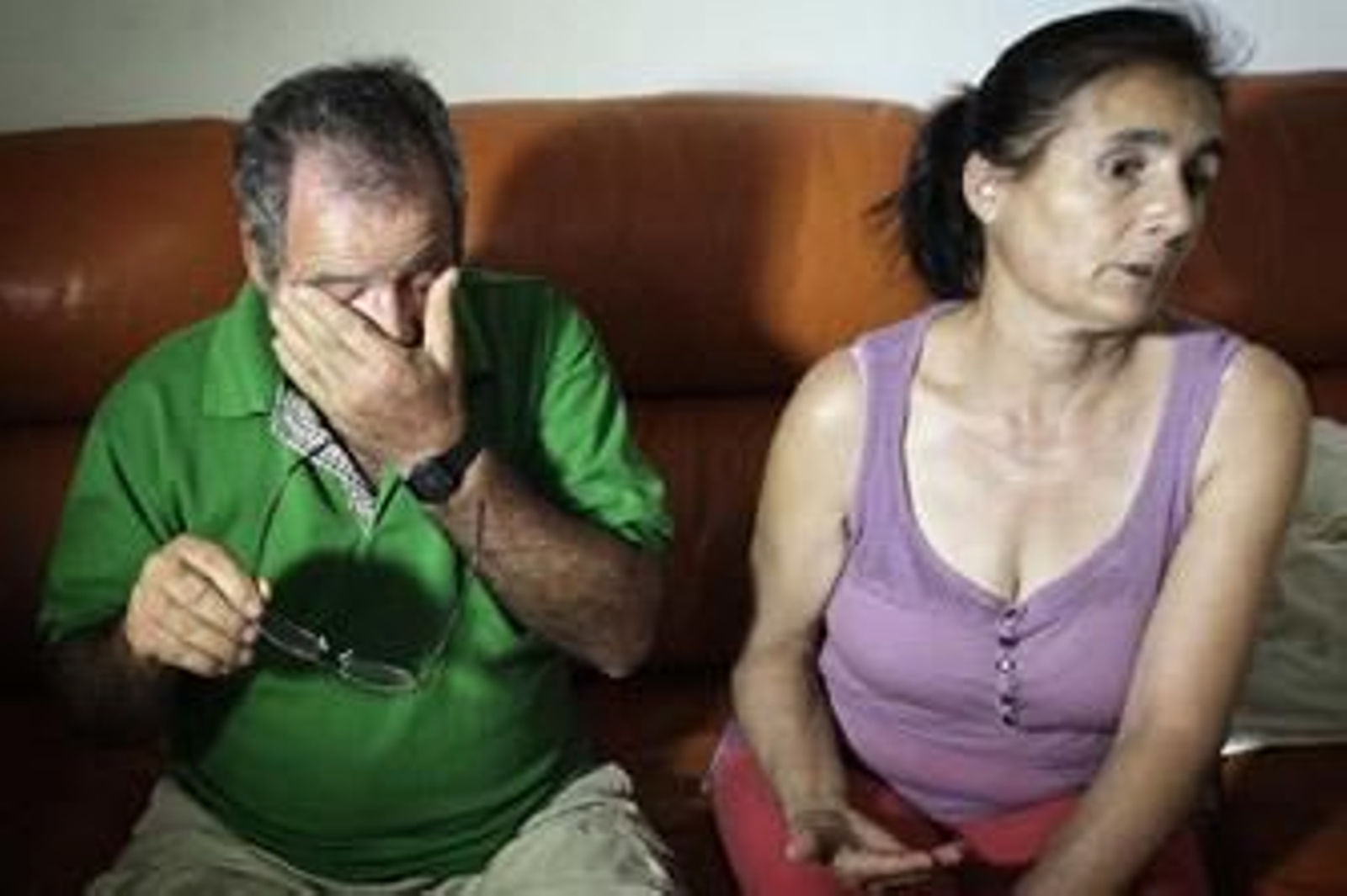 Antonio Paradas se seca las lágrimas junto a su mujer, Ana María Salazar, en su casa de El Cuervo, ayer. /Miguel Ángel González