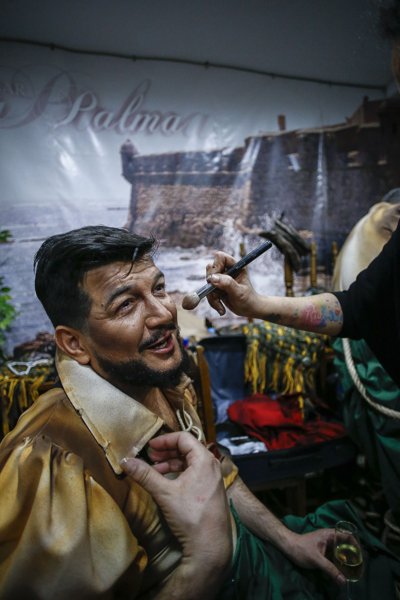 Kike Remolino, durante la sesión de maquillaje en el bar La Palma.