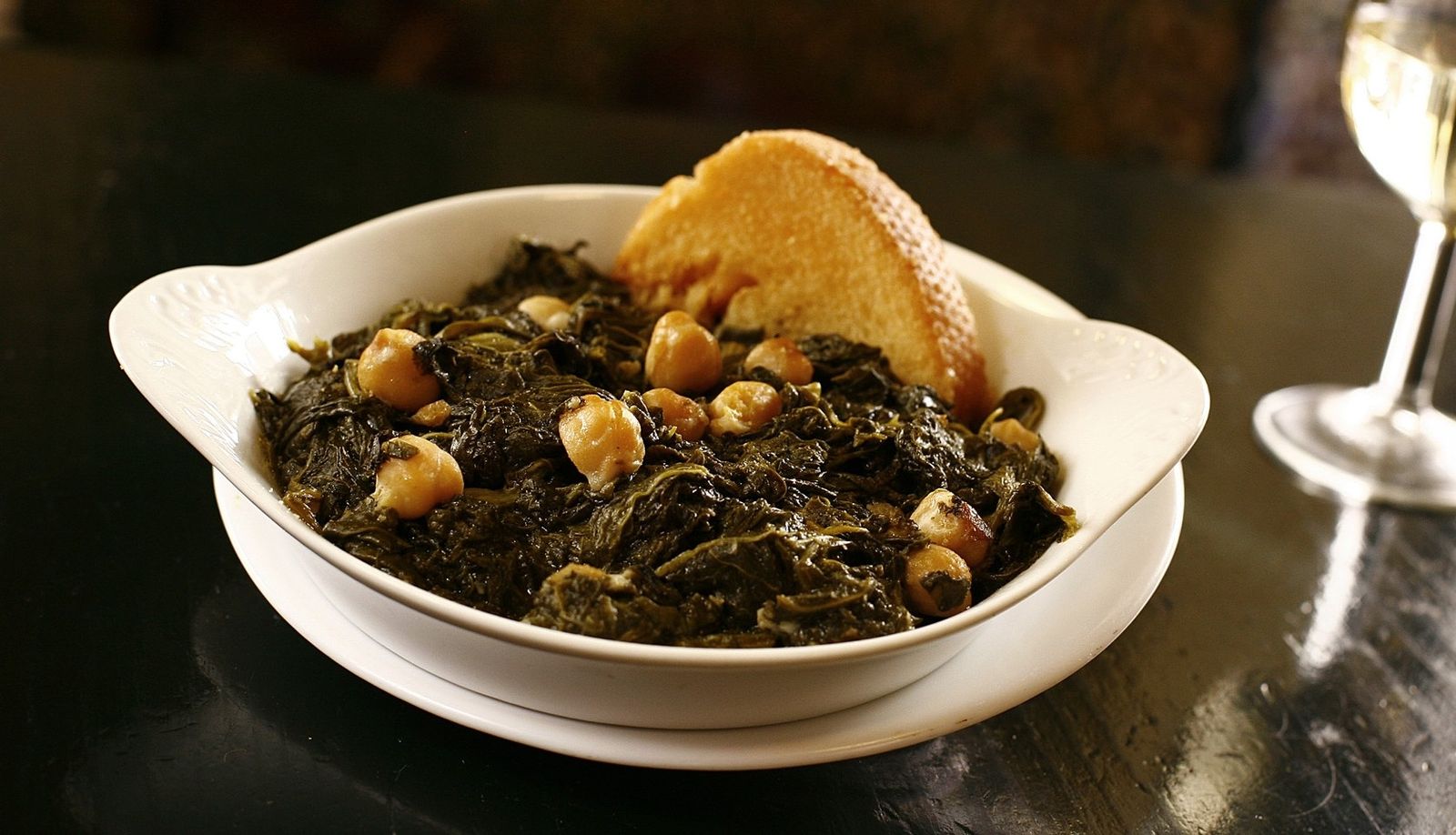 Imagen de archivo de una tapa de garbanzos con espinacas