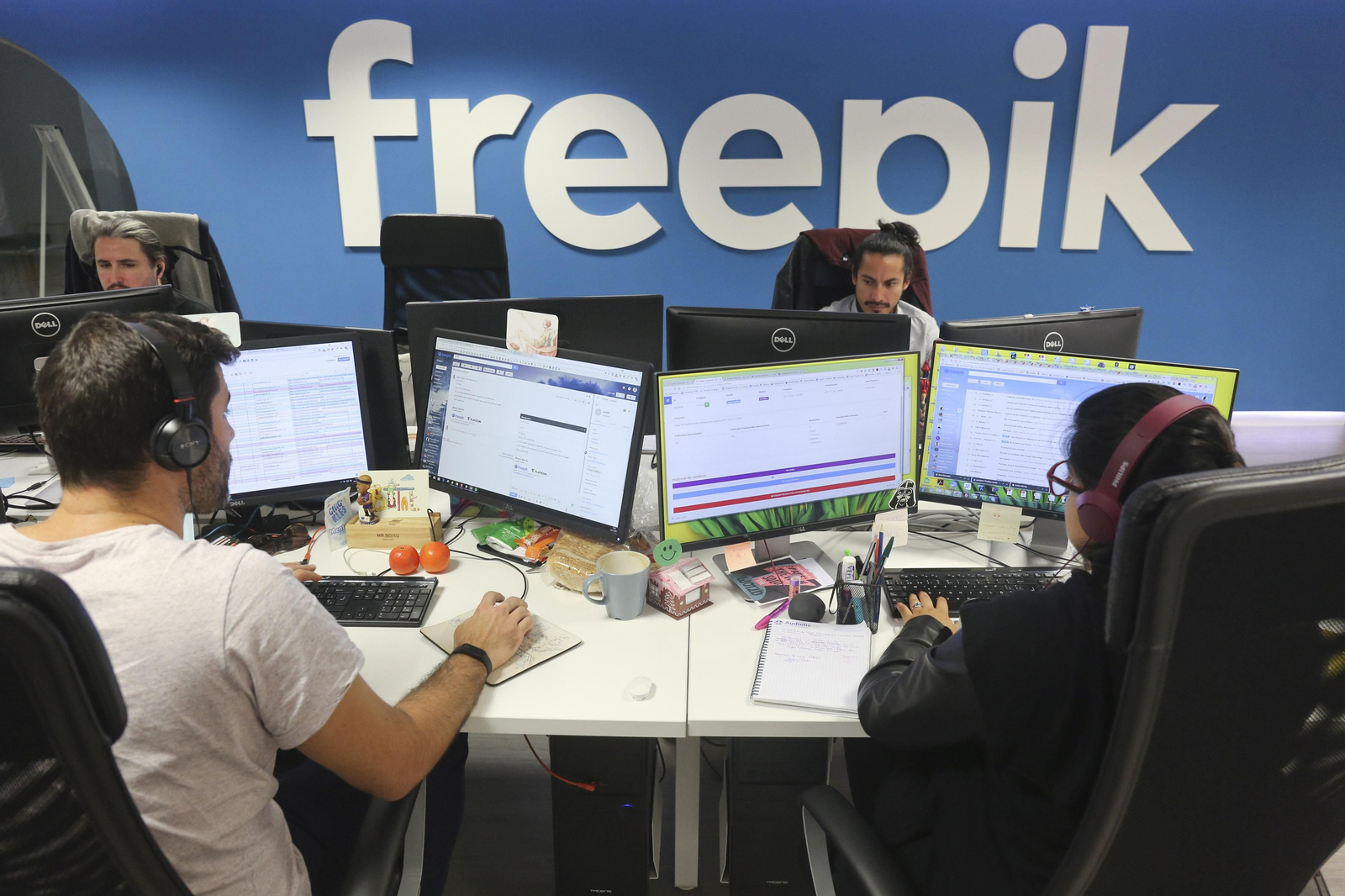 Un grupo de informáticos y diseñadores en la empresa malagueña Freepik .