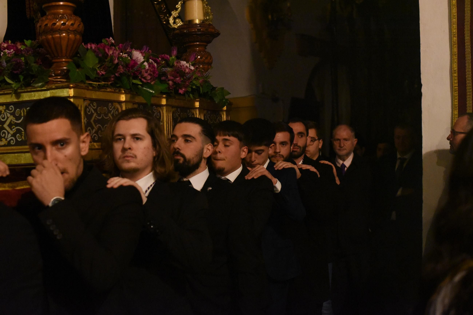 El vía crucis del Señor de Pasión por las calles de San Basilio, en imágenes