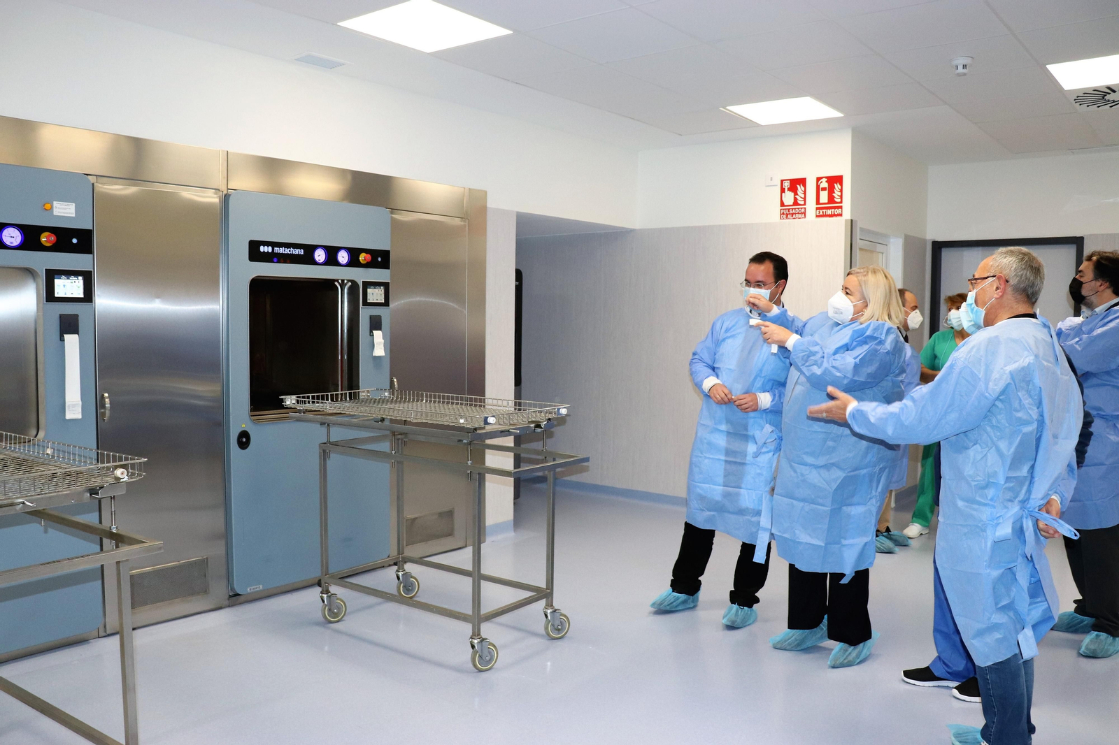 Manuela Caro en la visita a la Central de Esterilización.