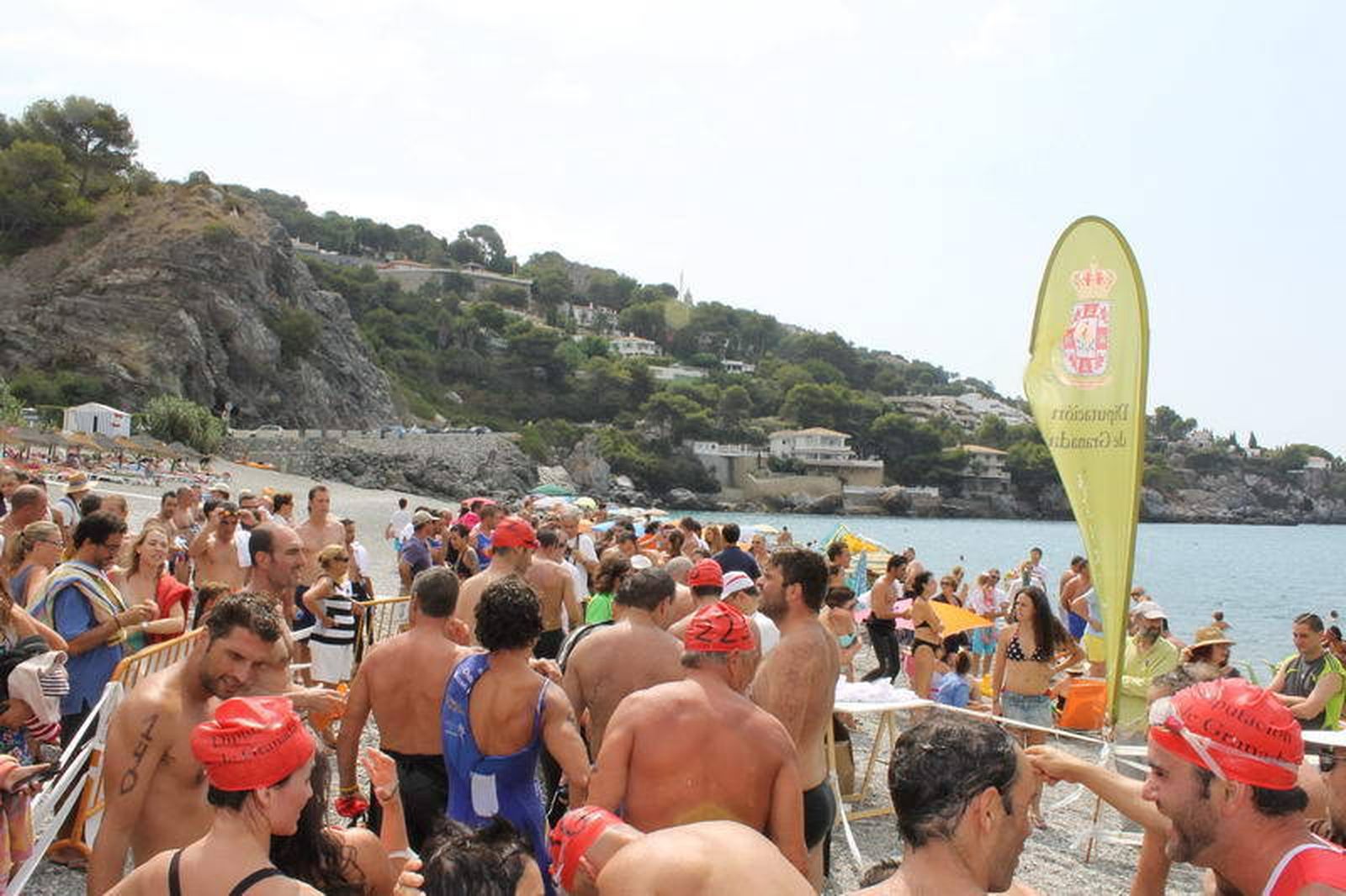 Varios de los participantes de la pasada edición de la Travesía a Nado de la Bahía de La Herradura.