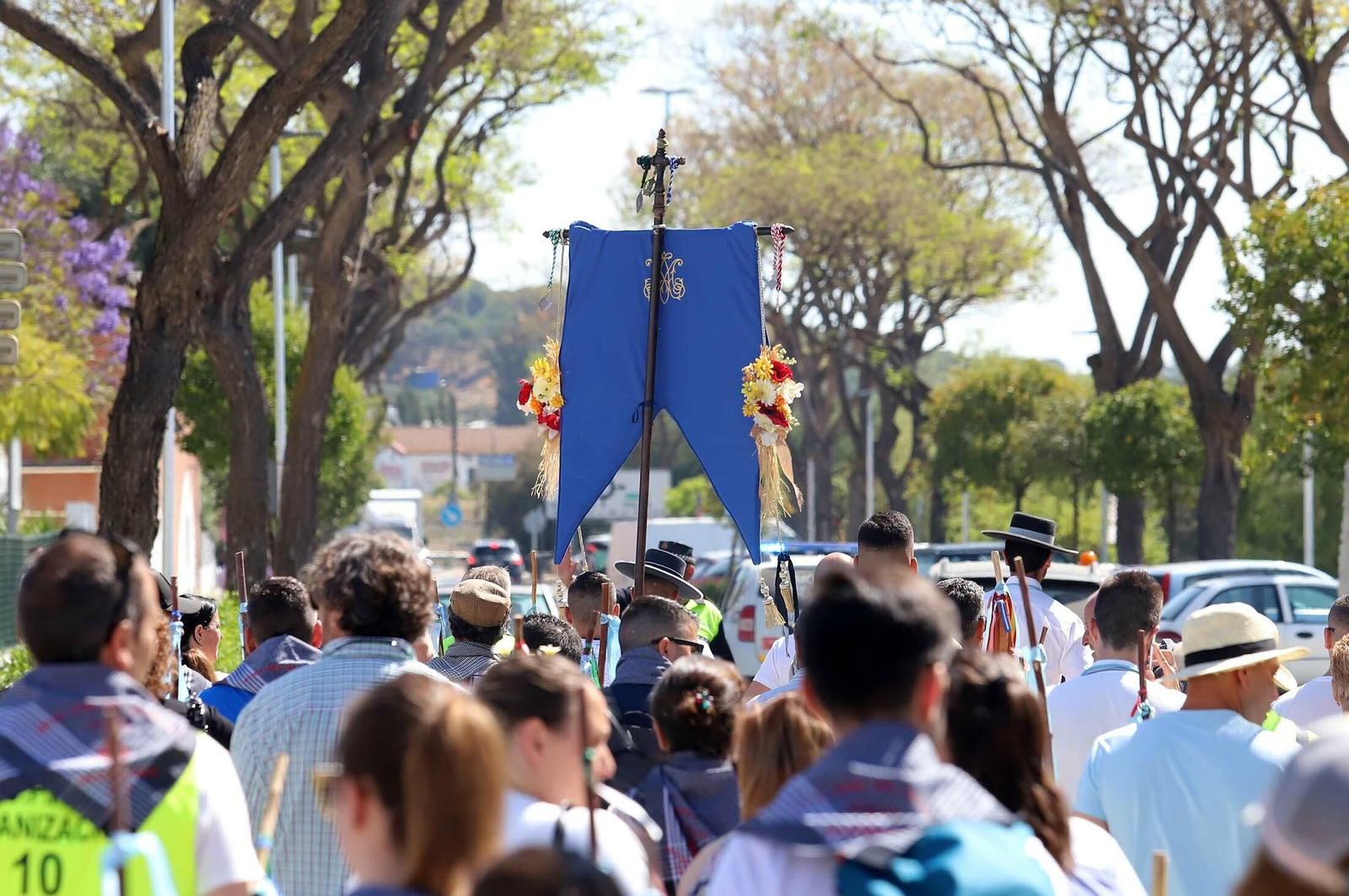 Imágenes de los presos de la cárcel de Huelva en su camino hacia El Rocío