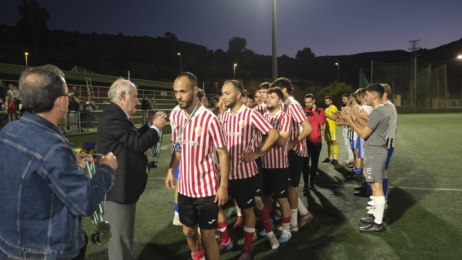 El Sporting de Almería recibiendo el pasado curso la medalla de subcampeón de la Copa de Andalucía en su fase provincia.