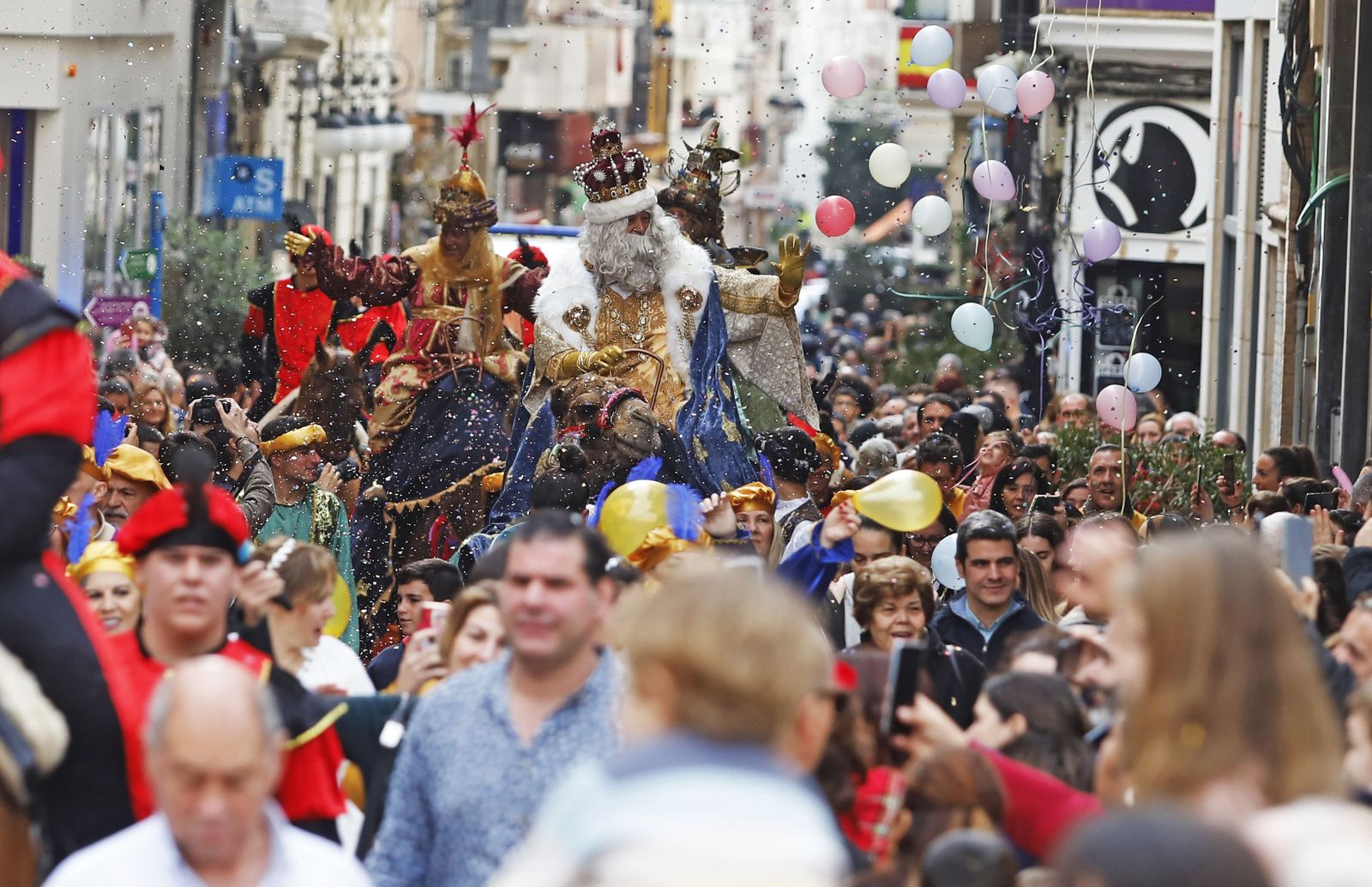 Imágenes de la mágica llegada de los Reyes Magos y la Estrella de la Ilusión a Huelva en barco
