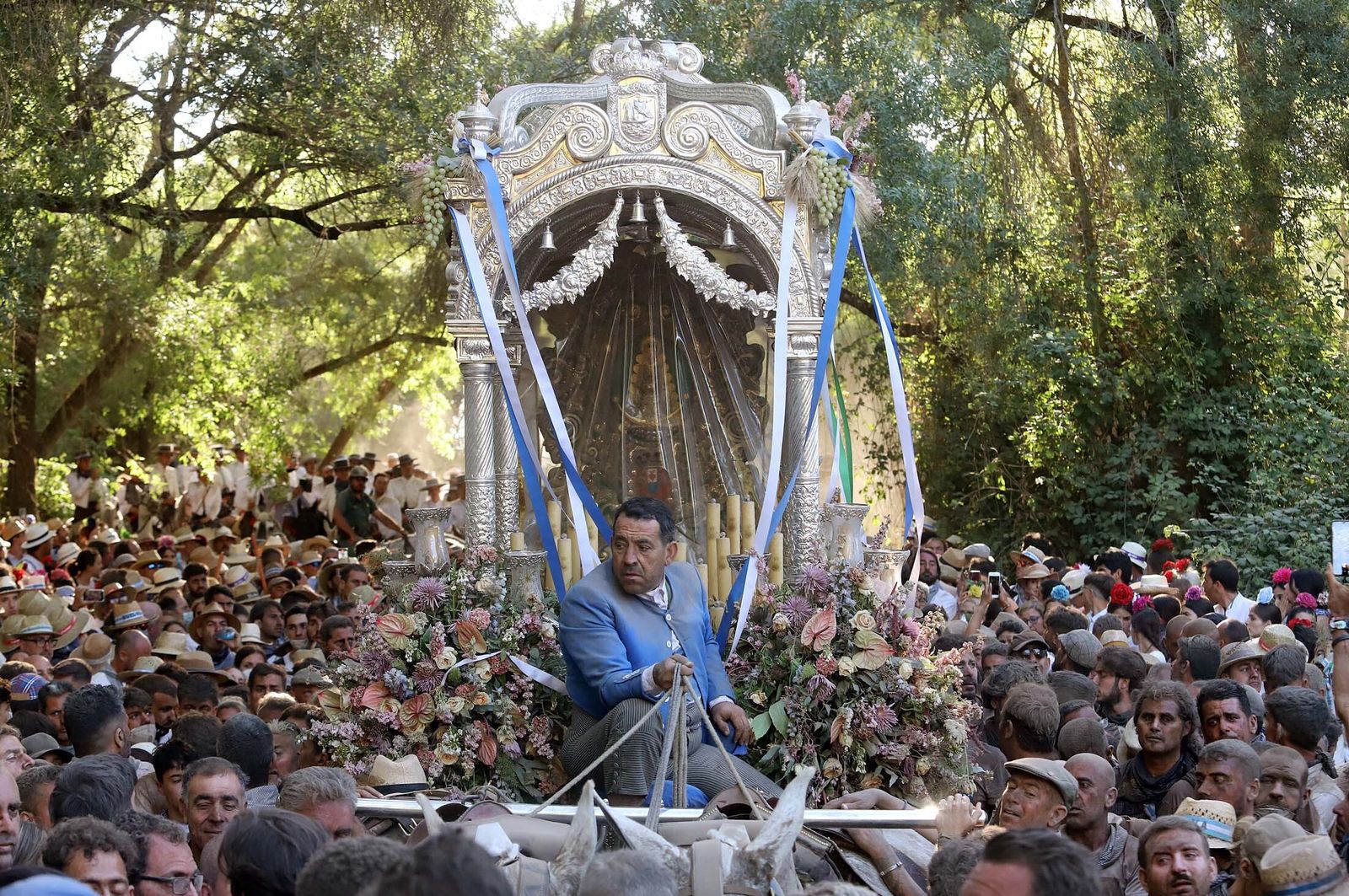 Imágenes de la Hermandad de Huelva a su paso por El Charco
